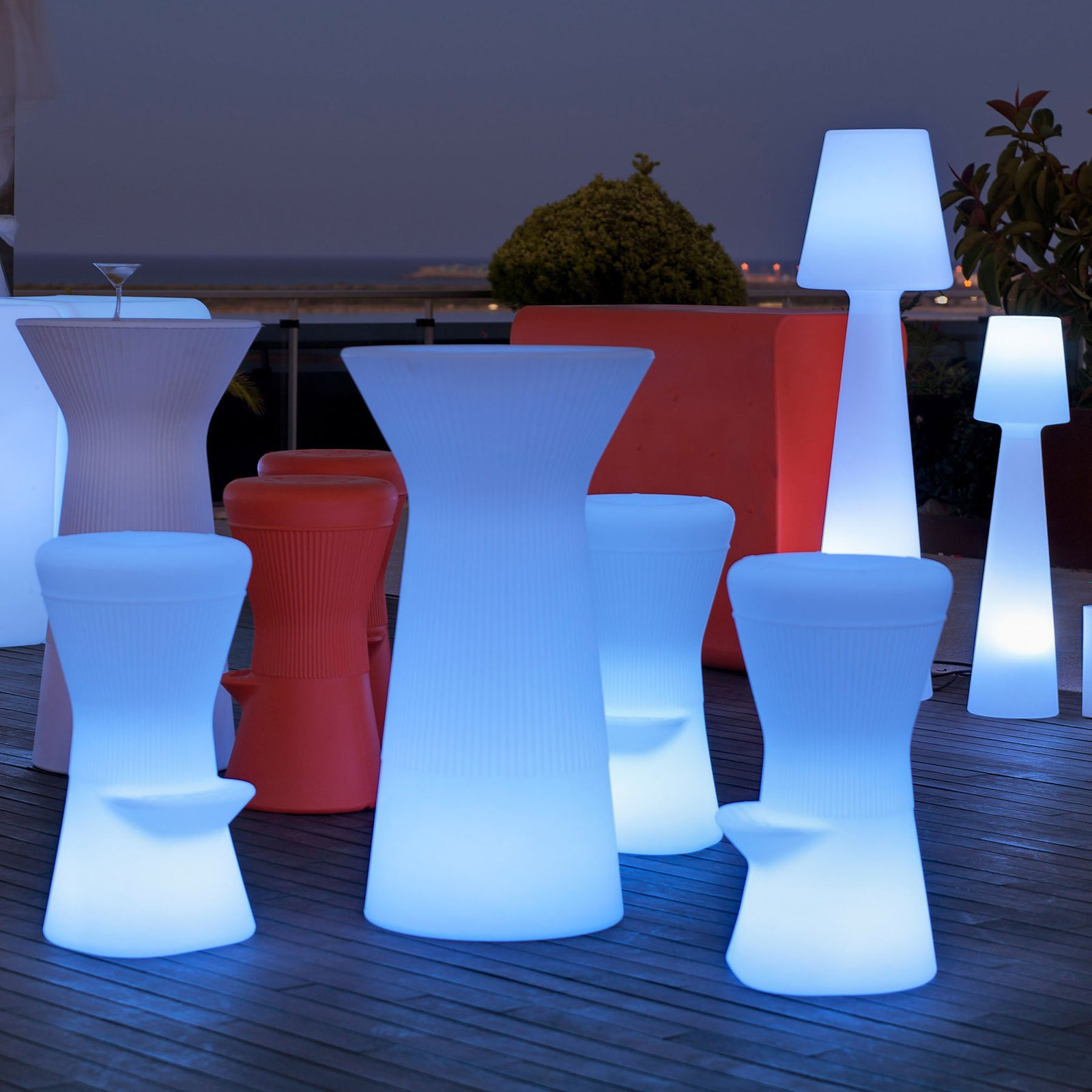 Newgarden LED table haute à accu Capri, RGBW, hauteur 110 cm, blanc