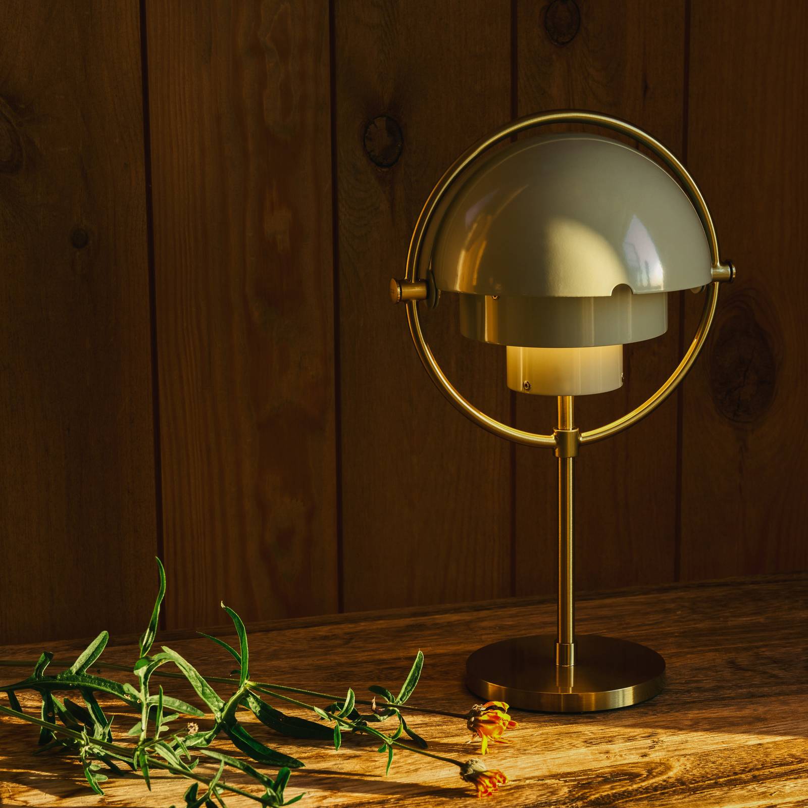 Gubi Akumulatorowa lampa stołowa Multi-Lite, mosiądz/szary, wysokość 30 cm