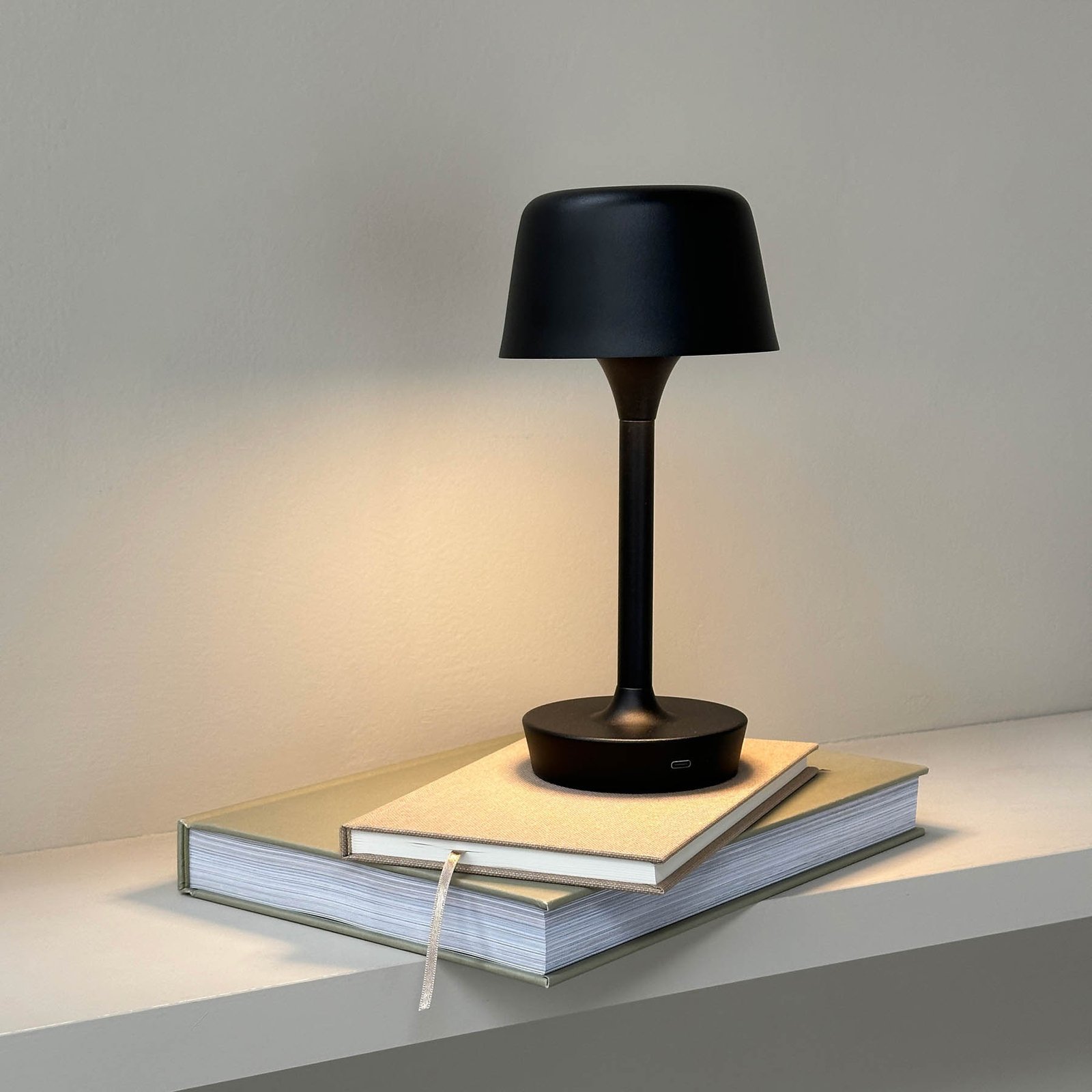 Dyberg Larsen LED table lamp Flow, black, height 25 cm