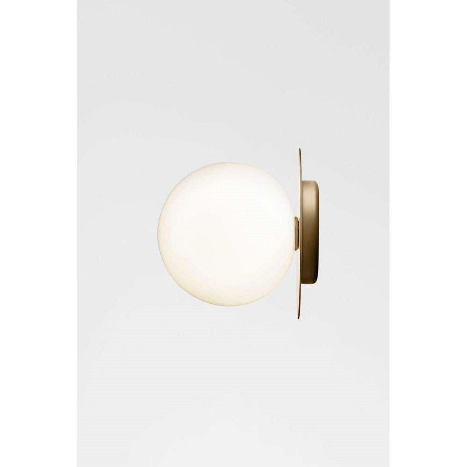 Liila 1 Lámpara de Pared/Techo Grande IP44 Large Nordic Oro/Ópalo Blanco - Nuura