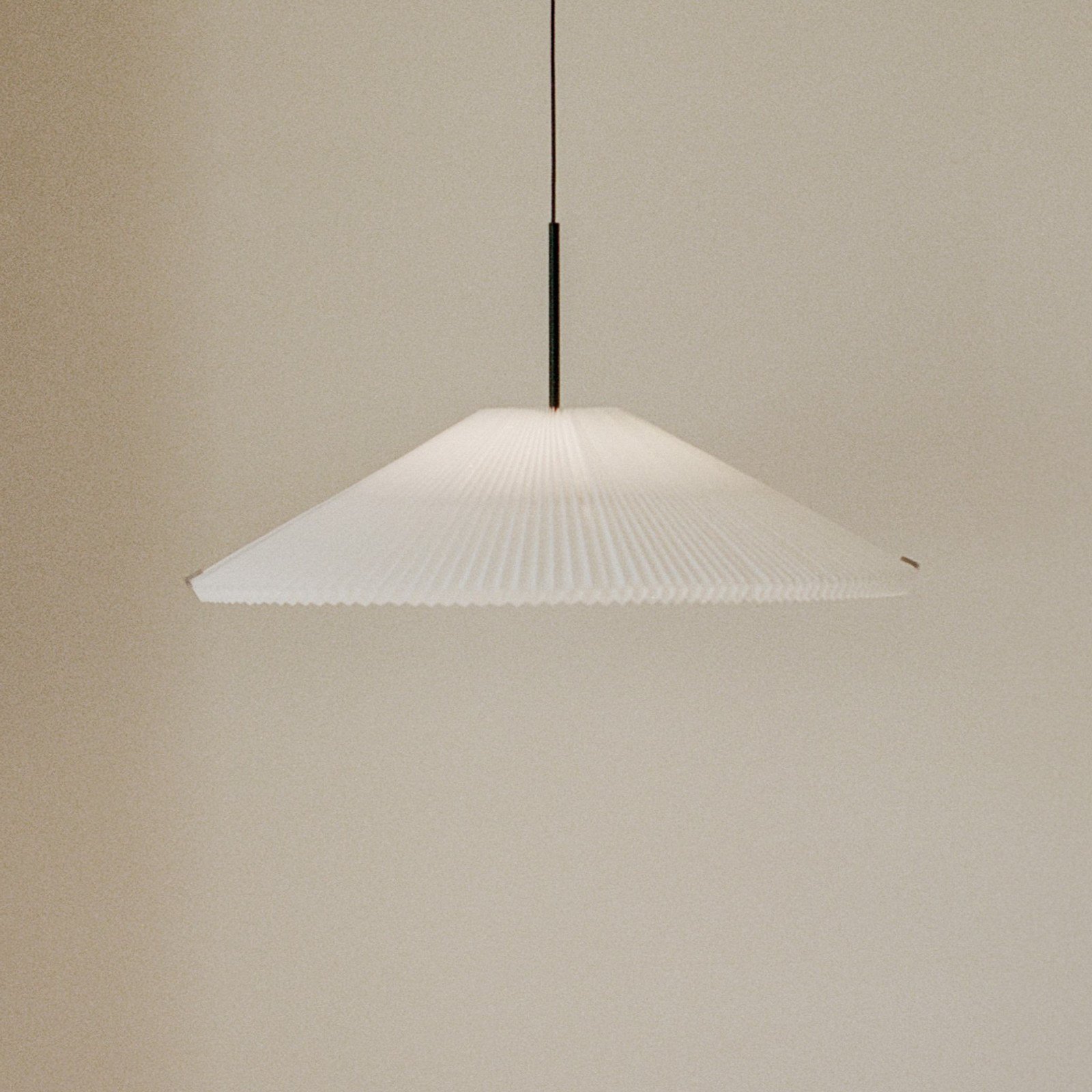 New Works Lampă suspendată LED Nebra Ø 70 cm alb personalizabilă - Camera de zi / sufragerie - design - alb negru - Țesătură / Textil