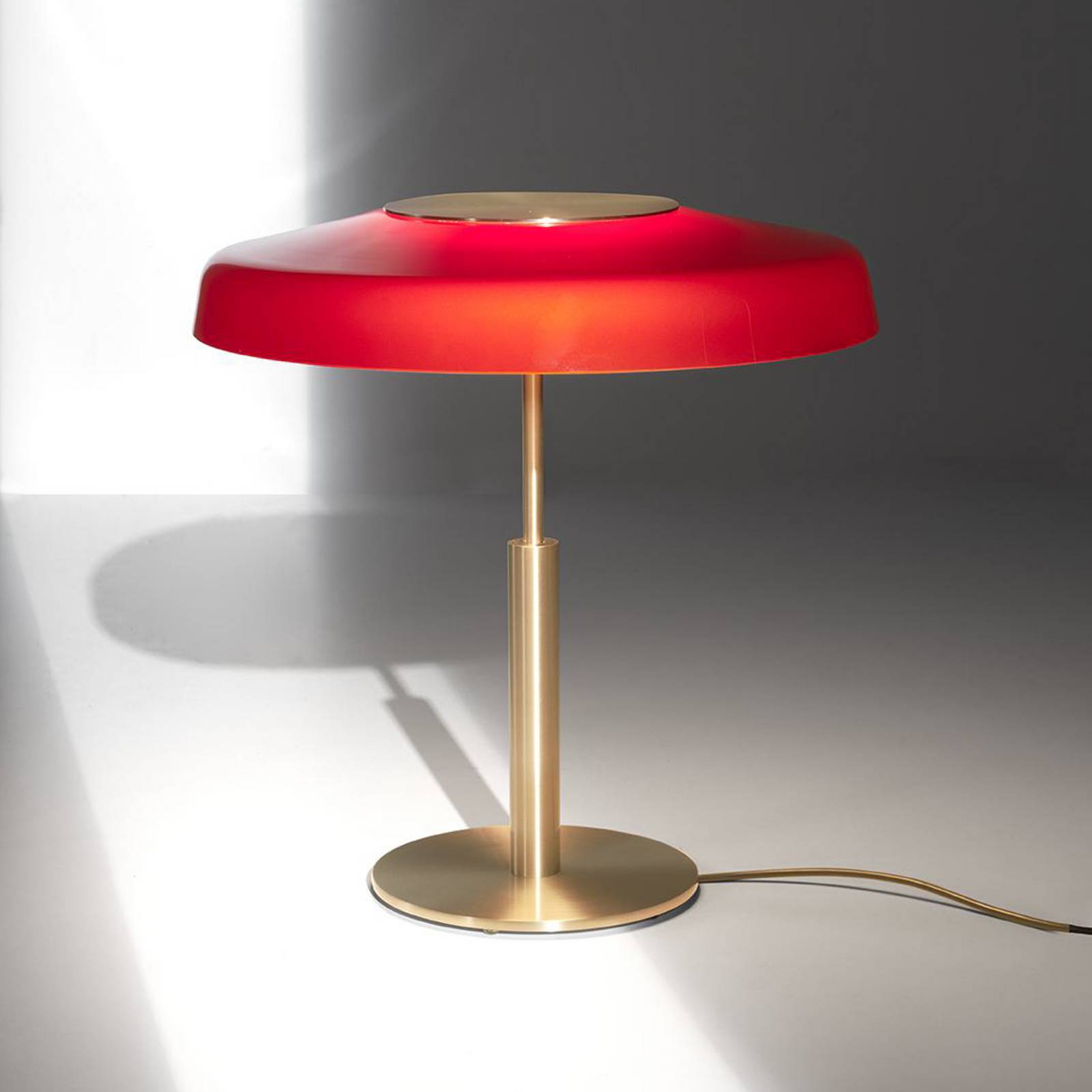 Oluce LED-Tischleuchte Dora, goldfarben, rot, Metall, PMMA günstig online kaufen