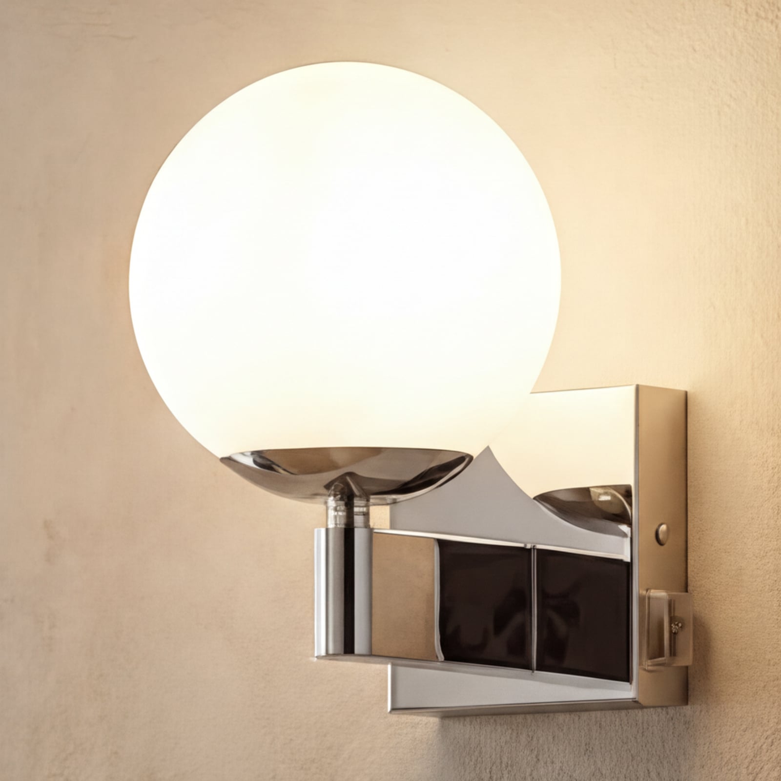 Wandleuchte Kula fürs Bad Glasschirm IP44 chrom