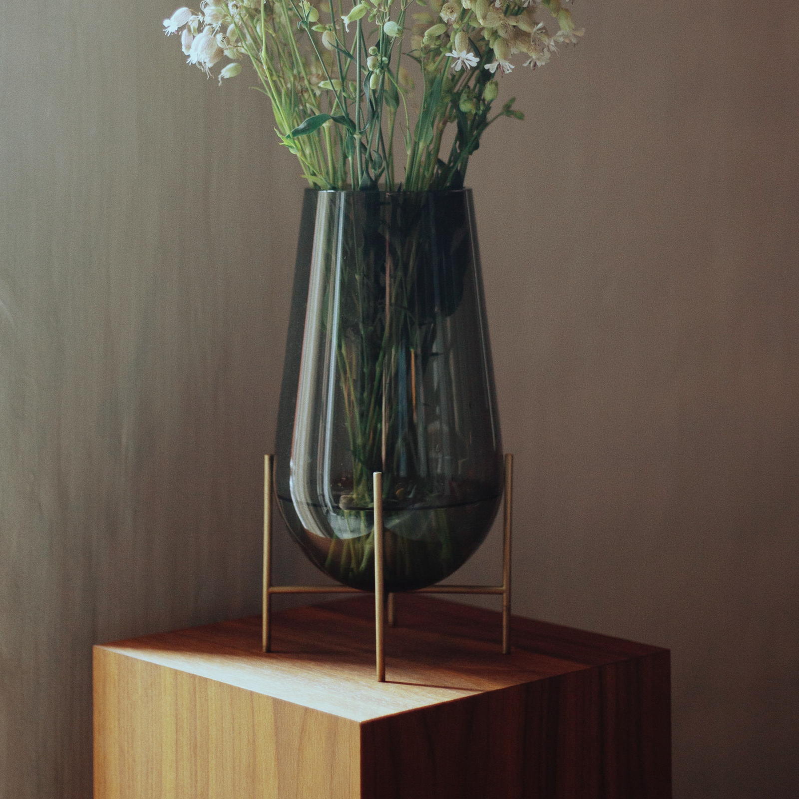Echasse Vase, Höhe 45 cm, rauchgrau/grün/messing - Audo
