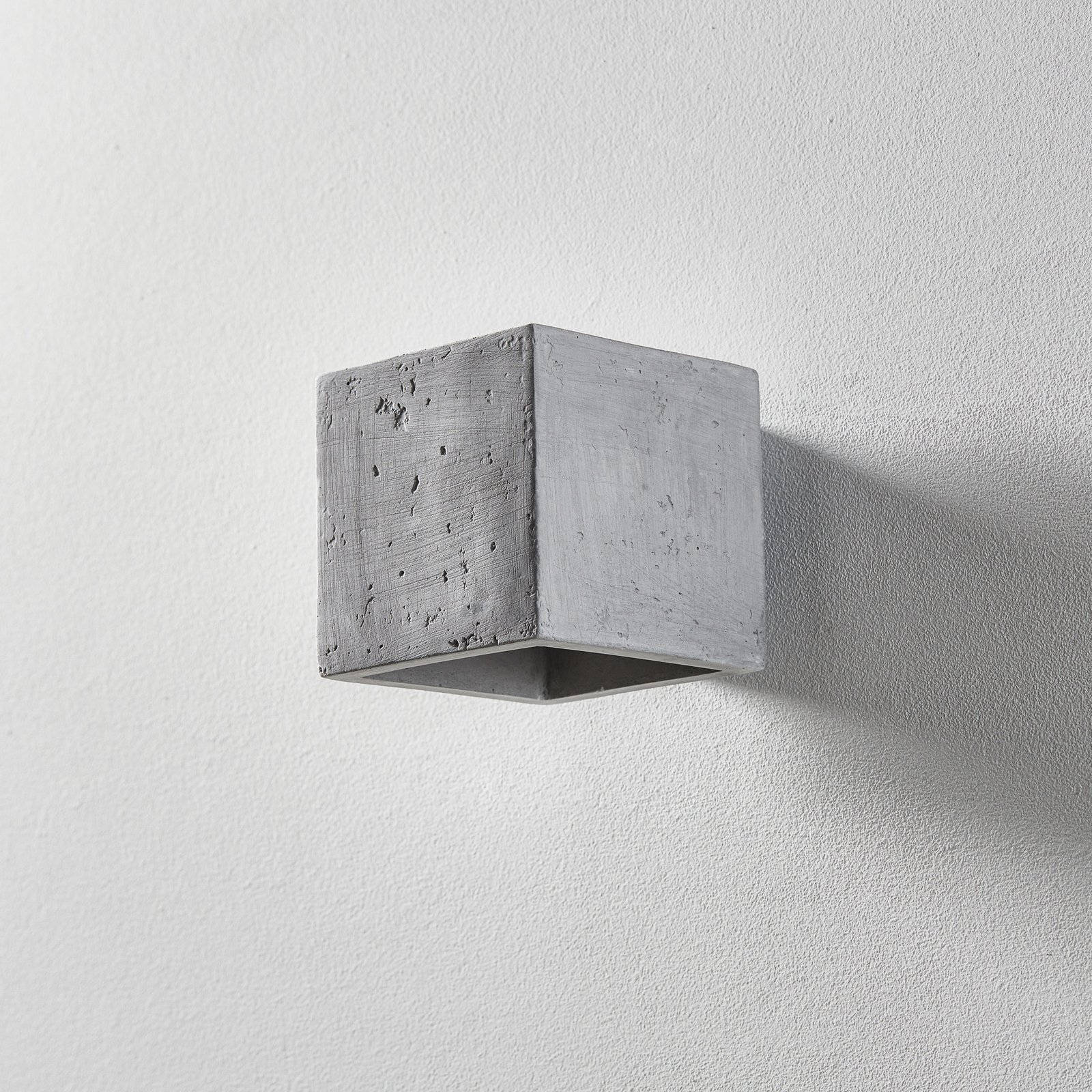 Ara wall light as a concrete cube