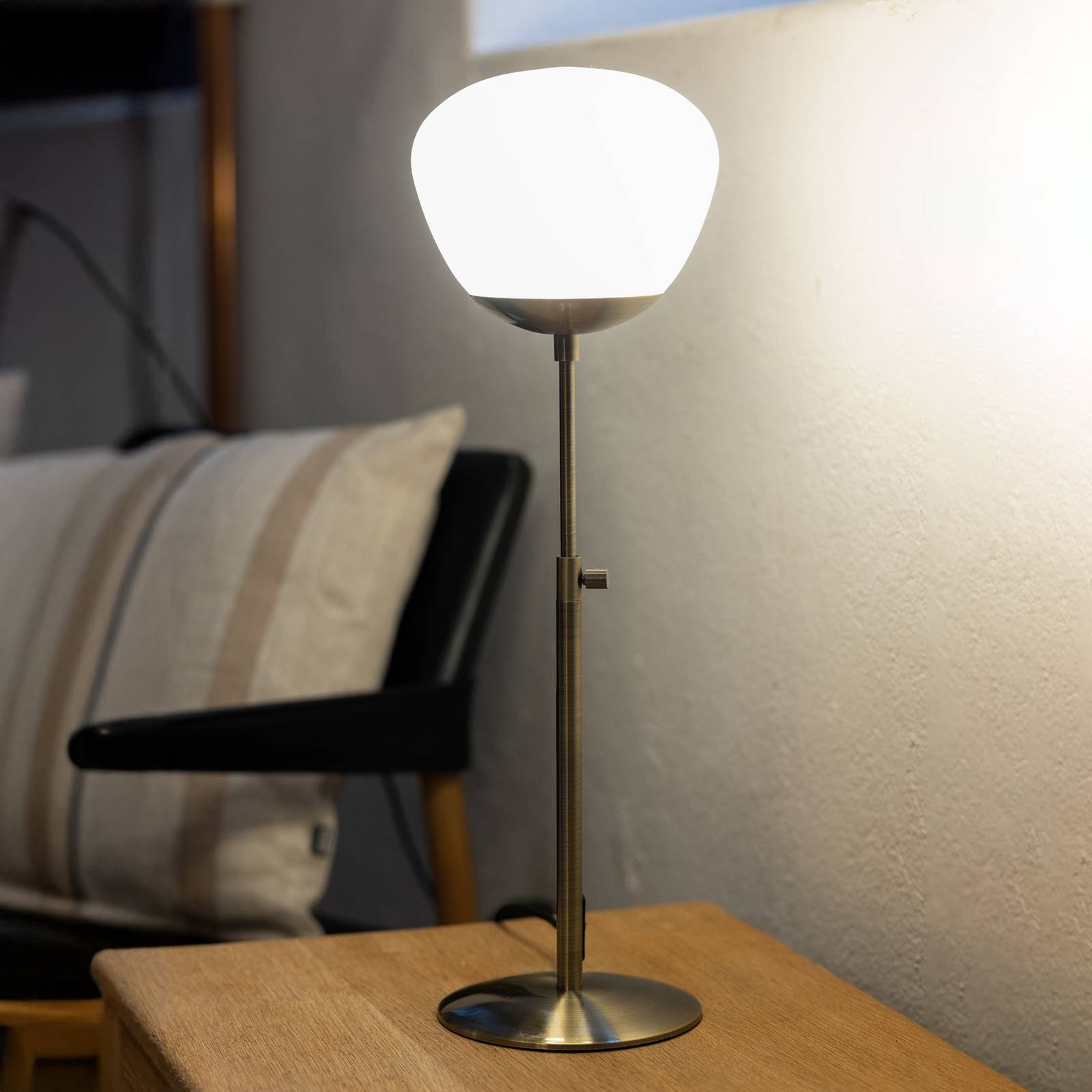 Markslöjd Rise bordslampa höjd 60 cm antik mässing järn glas