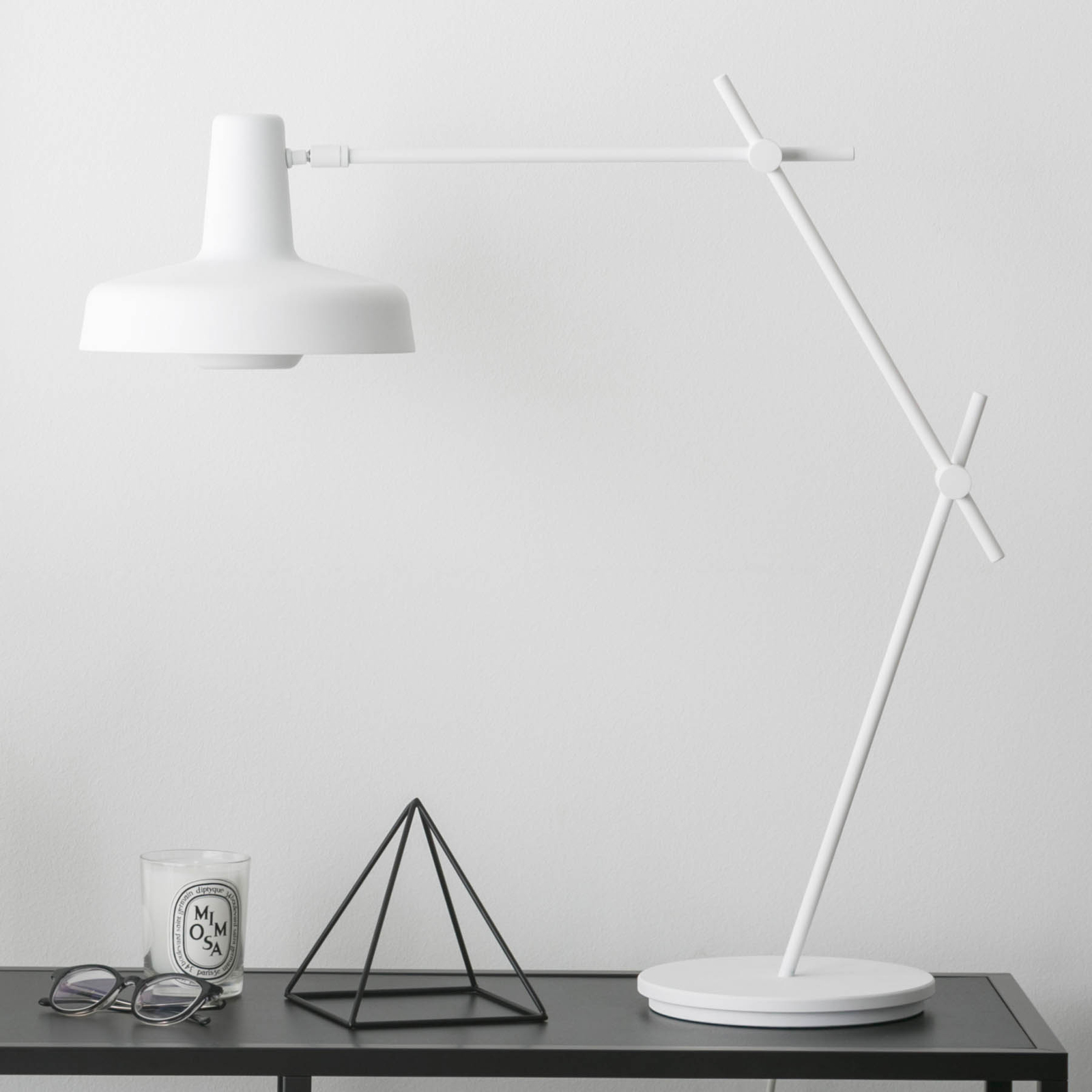 GRUPA Arigato table lamp, three-piece arm, white
