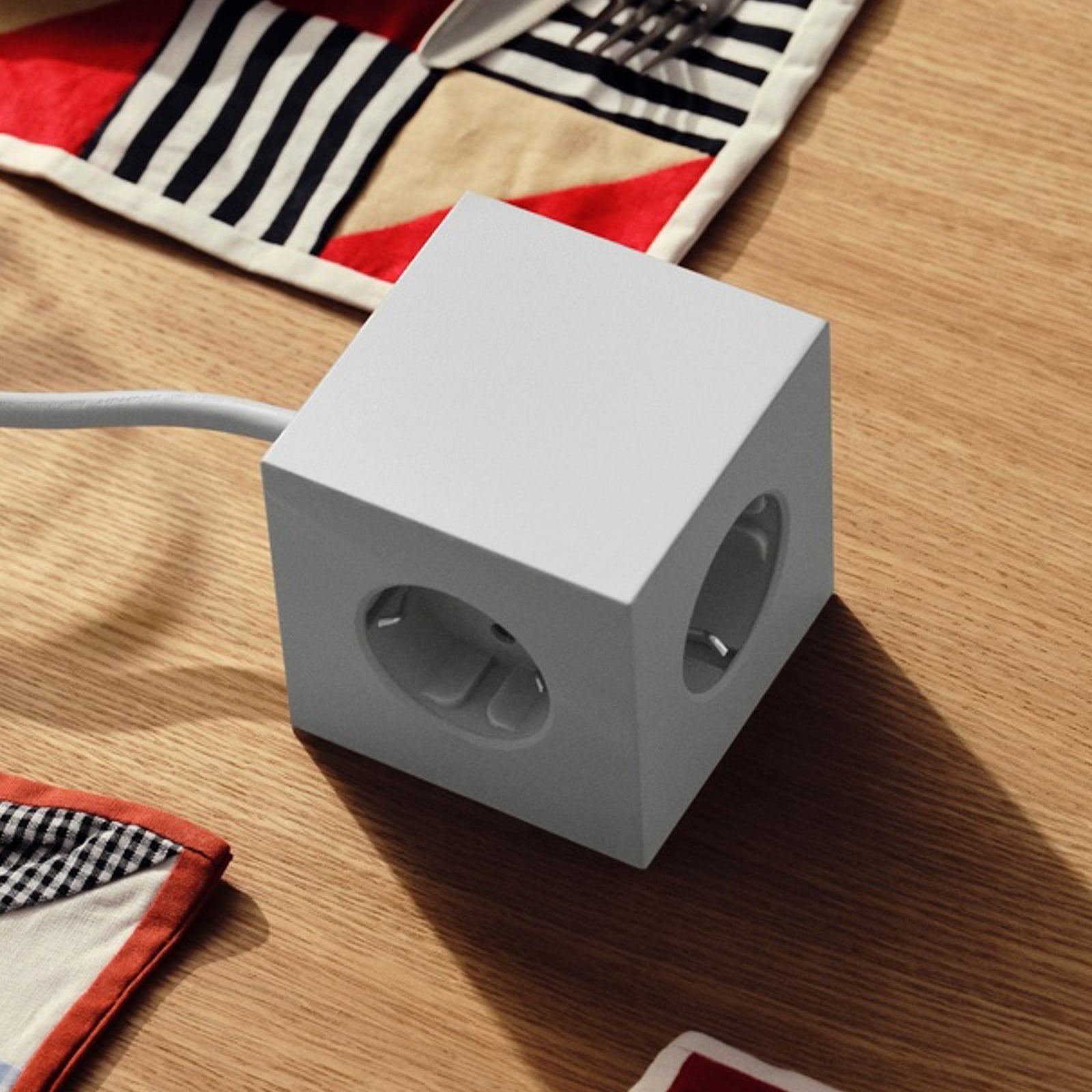 SQUARE 1 Tomada cinzenta com 3 tomadas Schuko e 2 portas USB, cabo de 1,8 m - SQUARE 1 Tomada cinzenta com 3 tomadas Schuko e 2 portas USB, cabo de 1,8 m -