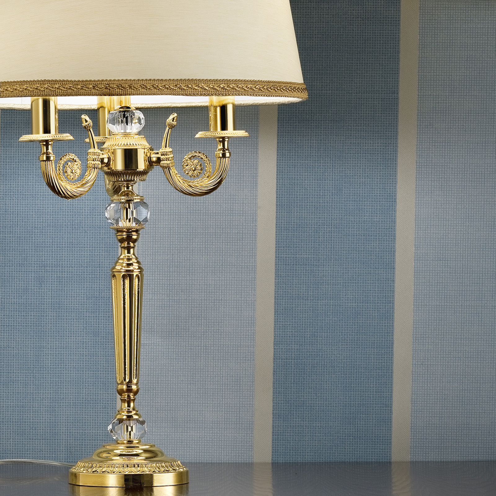 Elegante lampada da tavolo Marvine, dorata