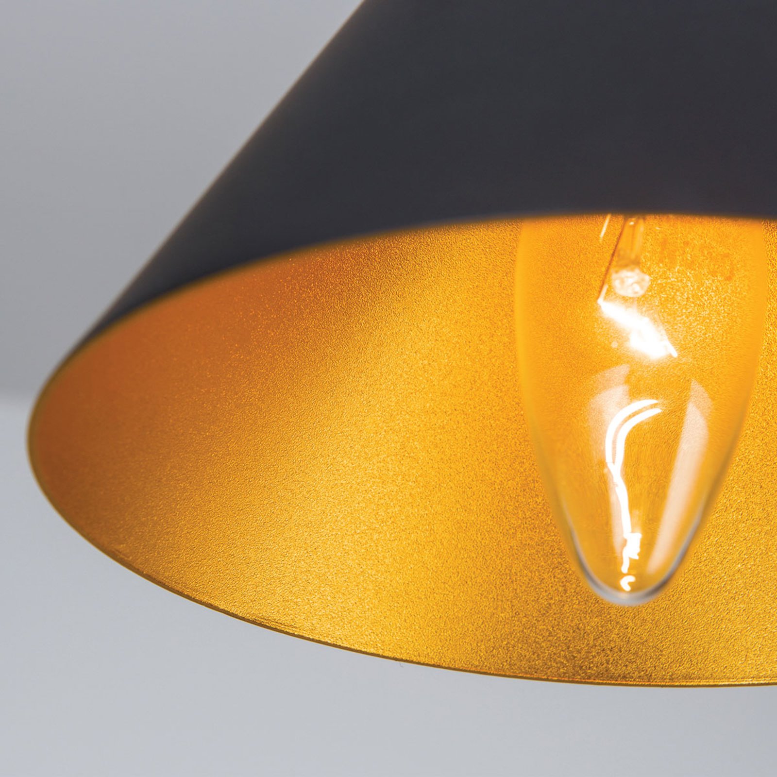 Lámpara colgante Gunda, forma cónica, negro-dorado