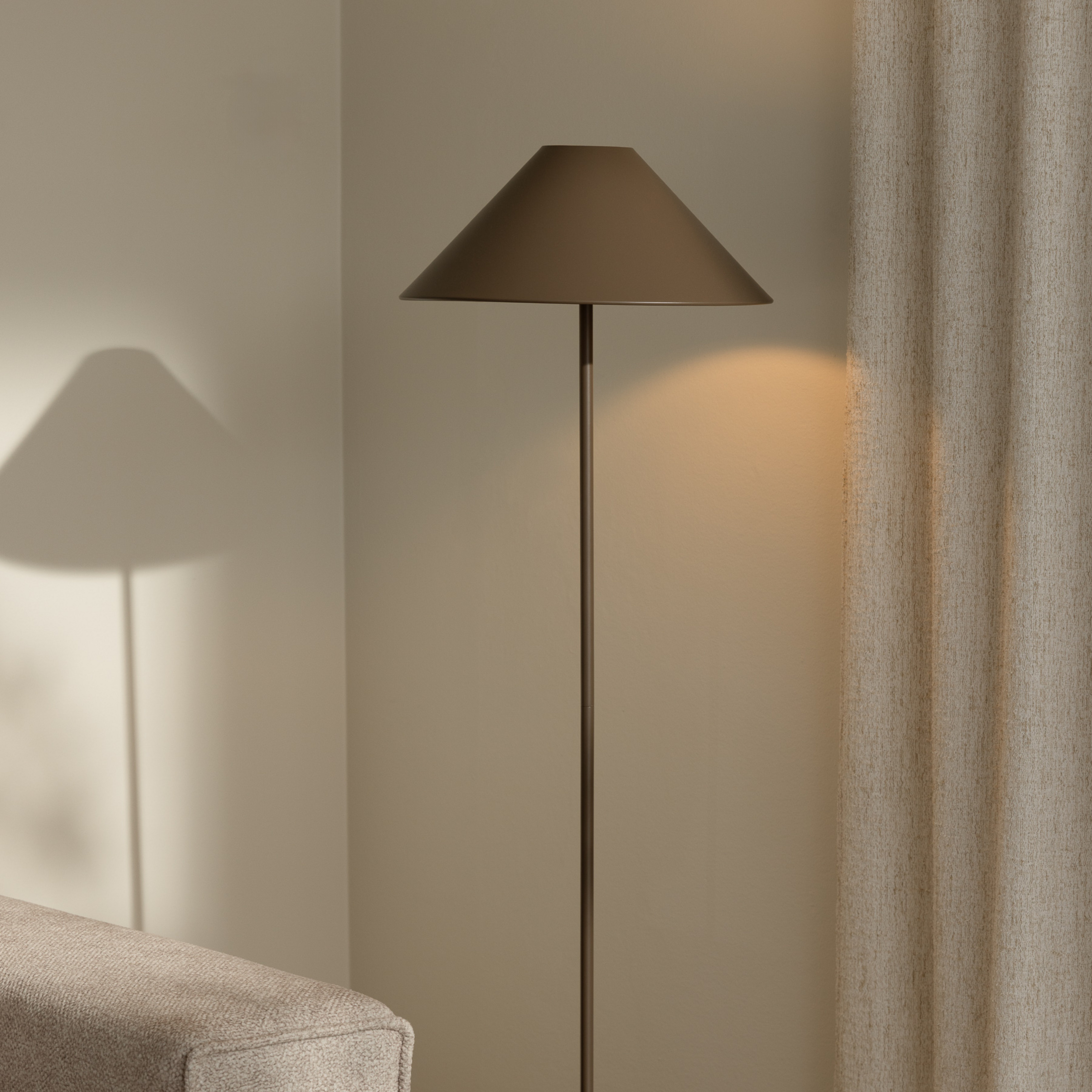 Cannes Stehleuchte braun Metall 140 cm - Globen Lighting