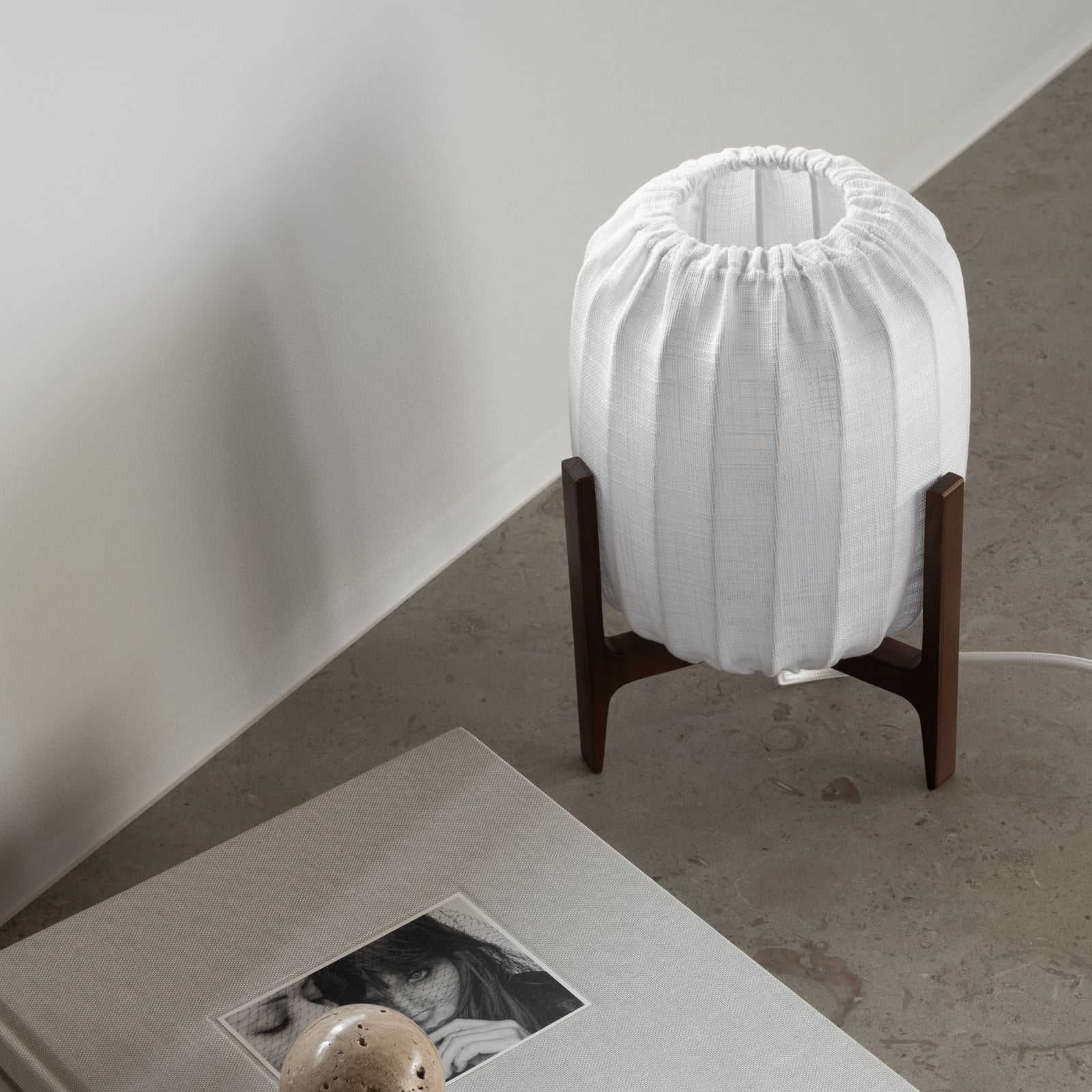 Lampada da tavolo Prisma, frassino/bianco, 24 cm, legno - Watt & Veke