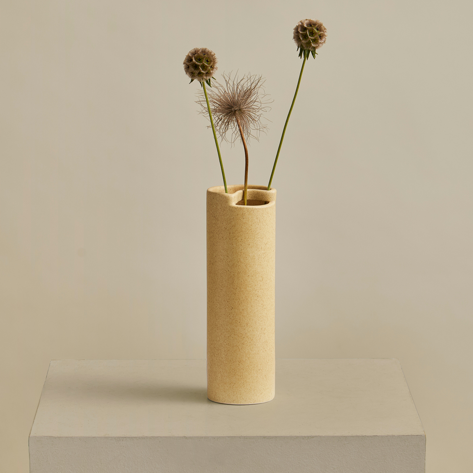 Flowr-vase, sandbeige matt, keramikk, høyde 26 cm – Woud Flowr-vase, sandbeige matt, keramikk, høyde 26 cm – Woud