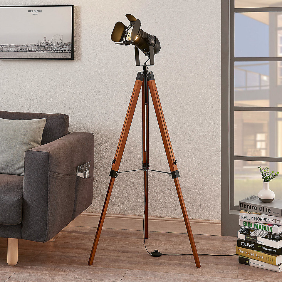Lindby Hilma Golvlampa Wood/Black, brun / rost från Lindby