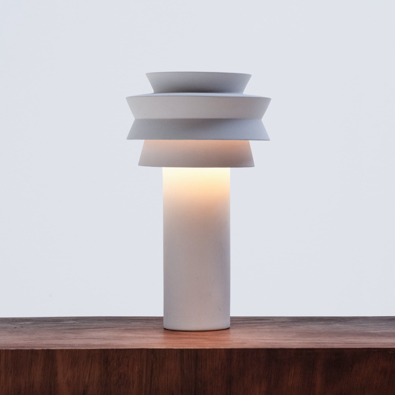 02 M WHITE LEO bordlampe, hvid, højde 40 cm, E27 – Serax