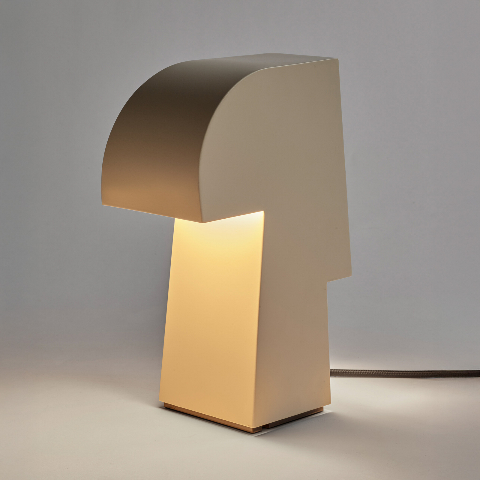 SAND NIZOU bordlampe, beige, stål, højde 27 cm, E27 – Serax SAND NIZOU bordlampe, beige, stål, højde 27 cm, E27 – Serax
