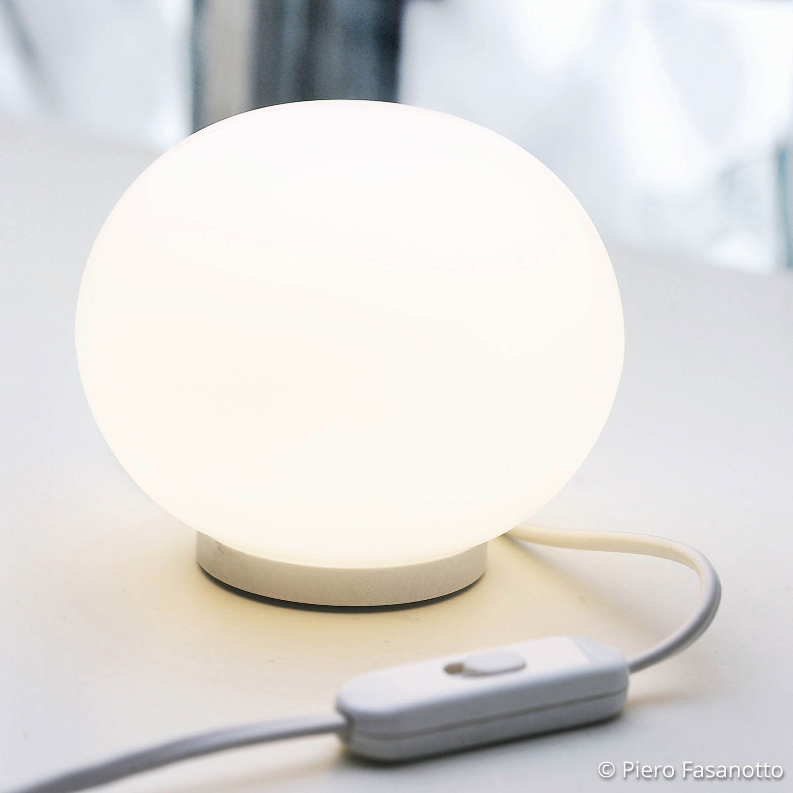 FLOS Glo-Ball Basic Zero - bijela stolna svjetiljka