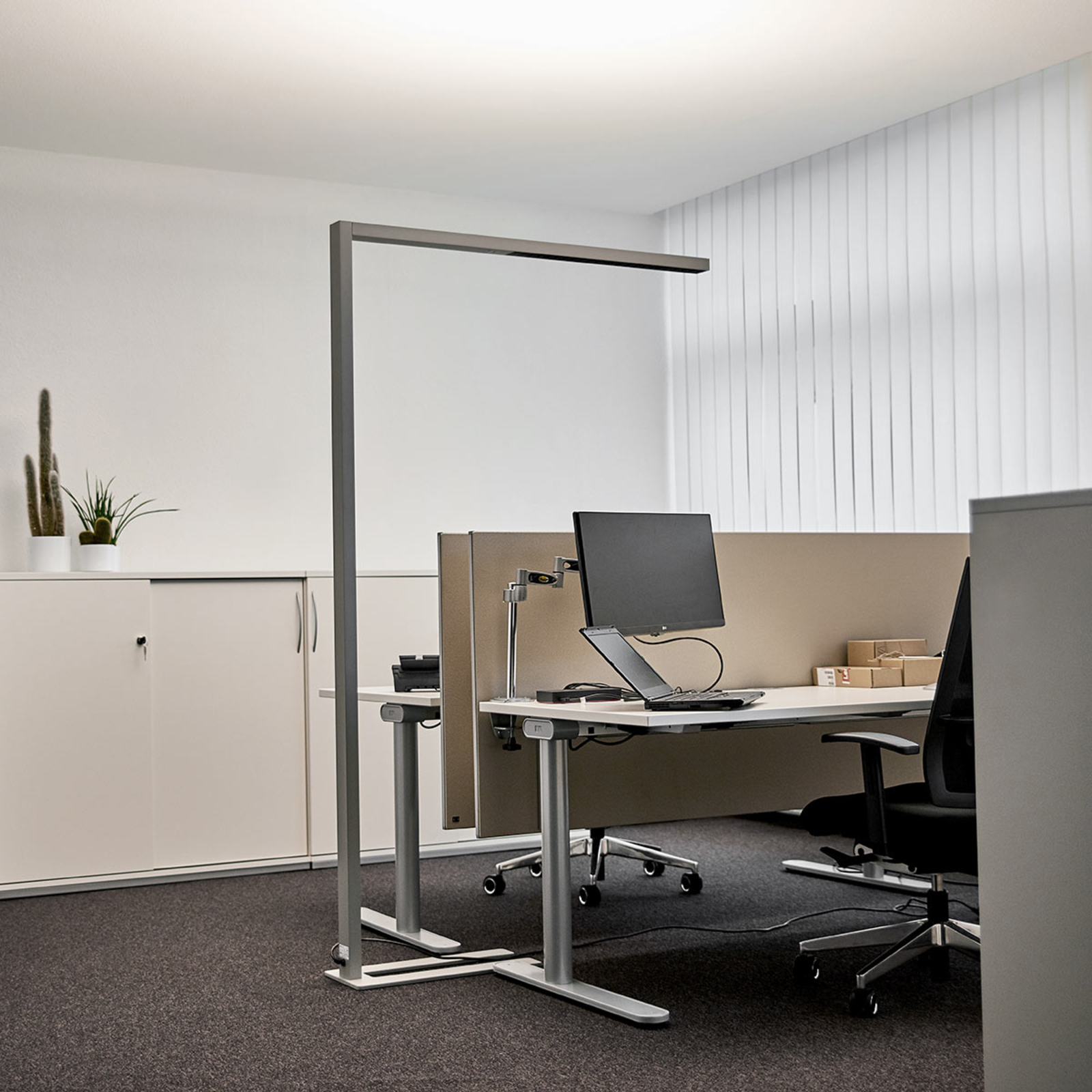Onaangeroerd Verouderd Snooze Büro-LED-Stehlampe, variable Lichtfarbe u. Sensor | Lampenwelt.de