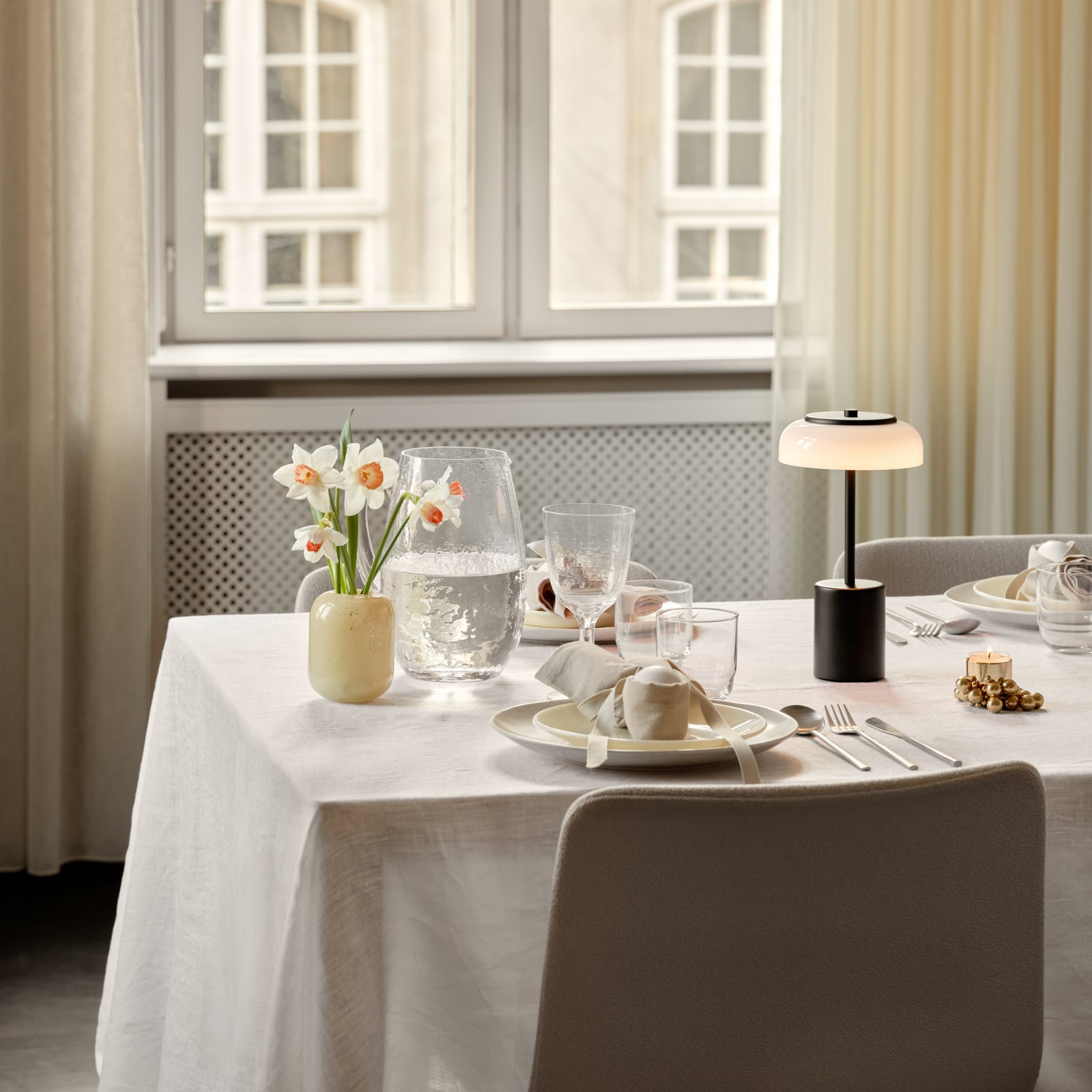 Blossi bærbar bordlampe Mini Black/Opal - Nuura