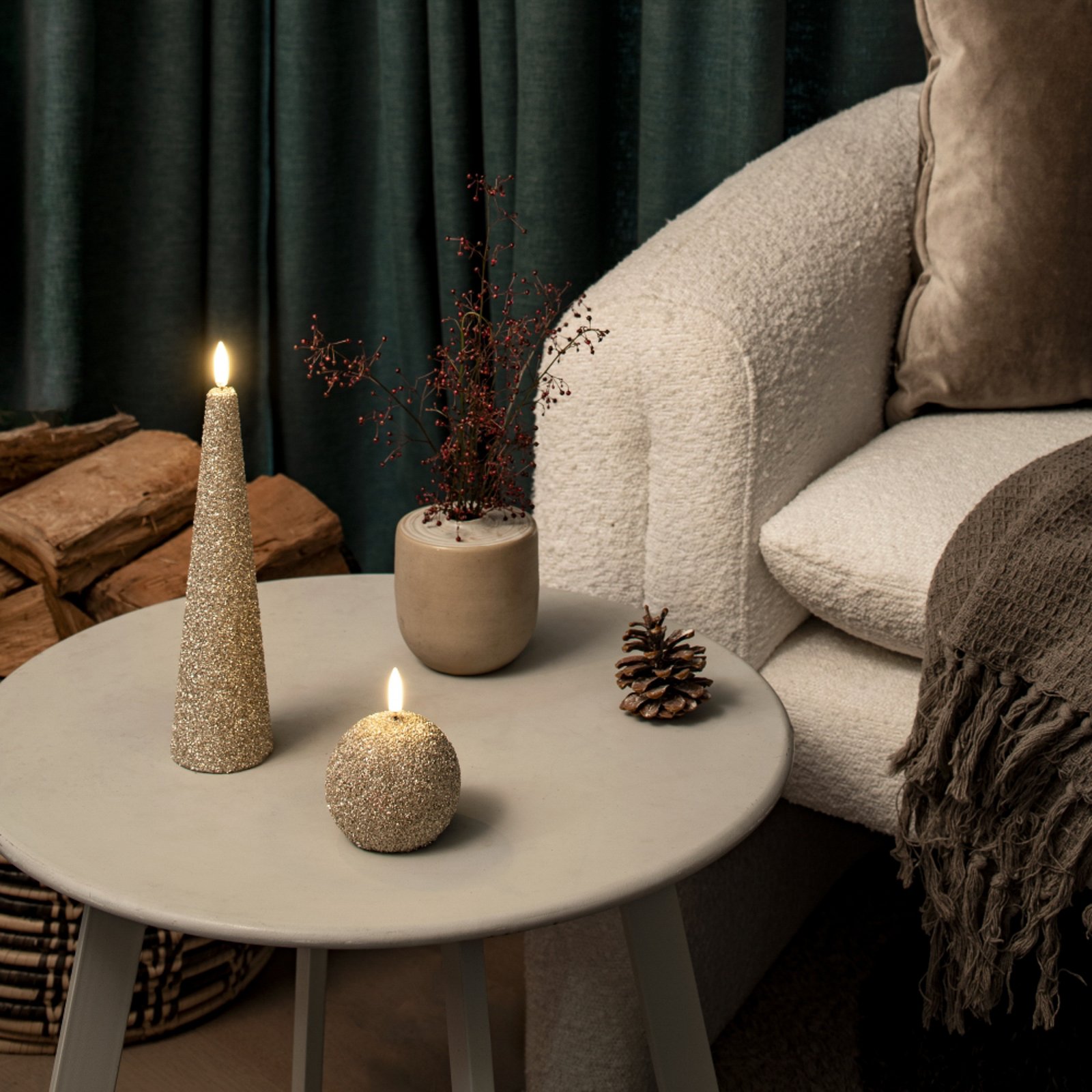 Candela LED CONE, color crema, altezza 22 cm, glitterata - Uyuni Lighting Candela LED CONE, color crema, altezza 22 cm, glitterata - Uyuni Lighting