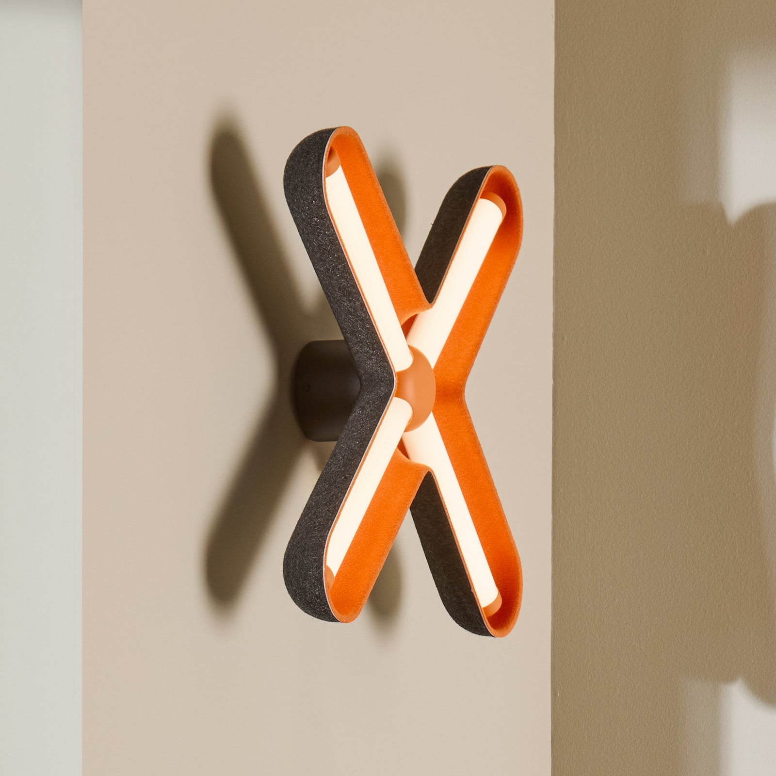 Fuzz LED-vägglampa, orange/svart, 50 cm – LOOM DESIGN - Vardagsrum - Modern - Aluminium - Med en ljuskälla