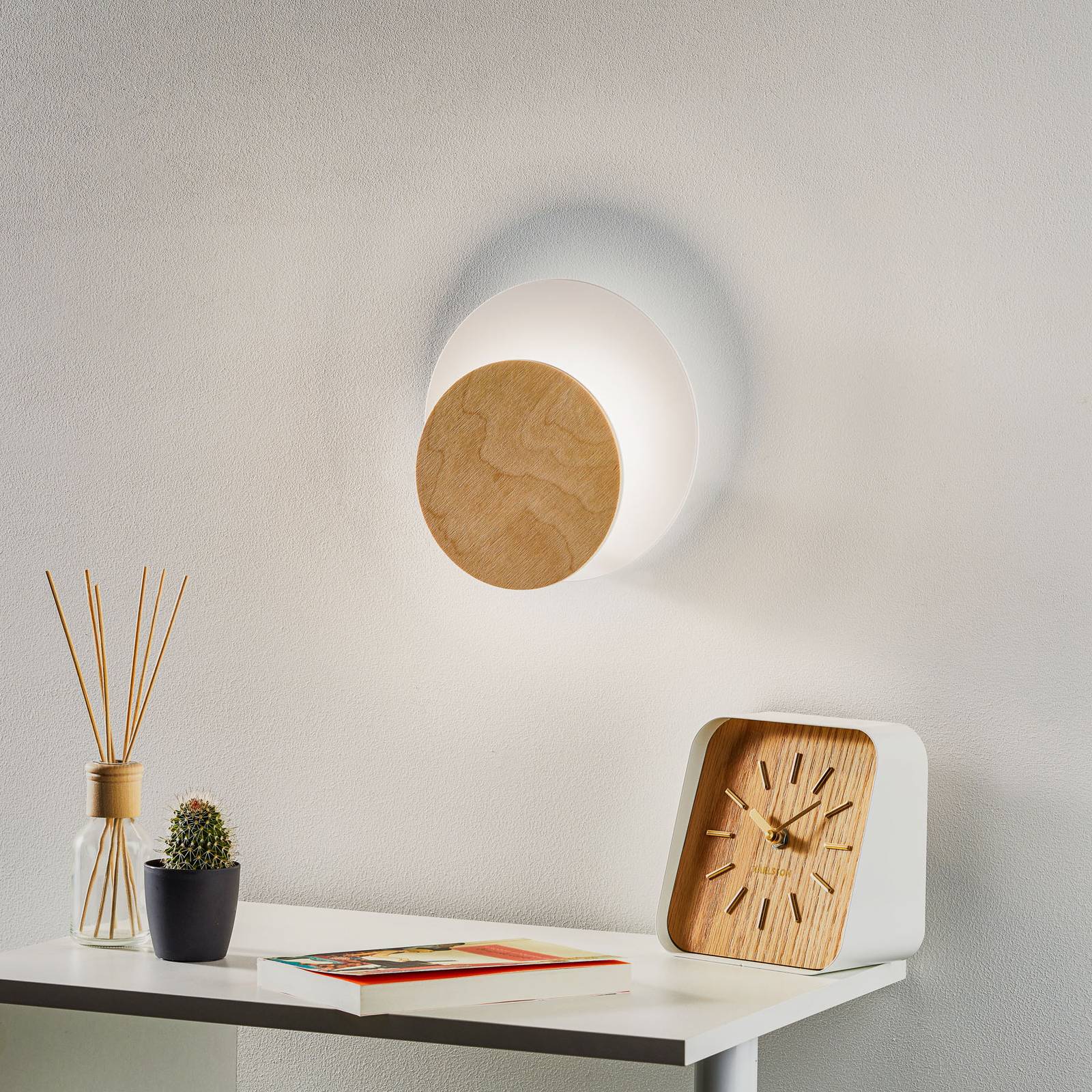 Circle fali lámpa, fehér, világos fa díszlappal