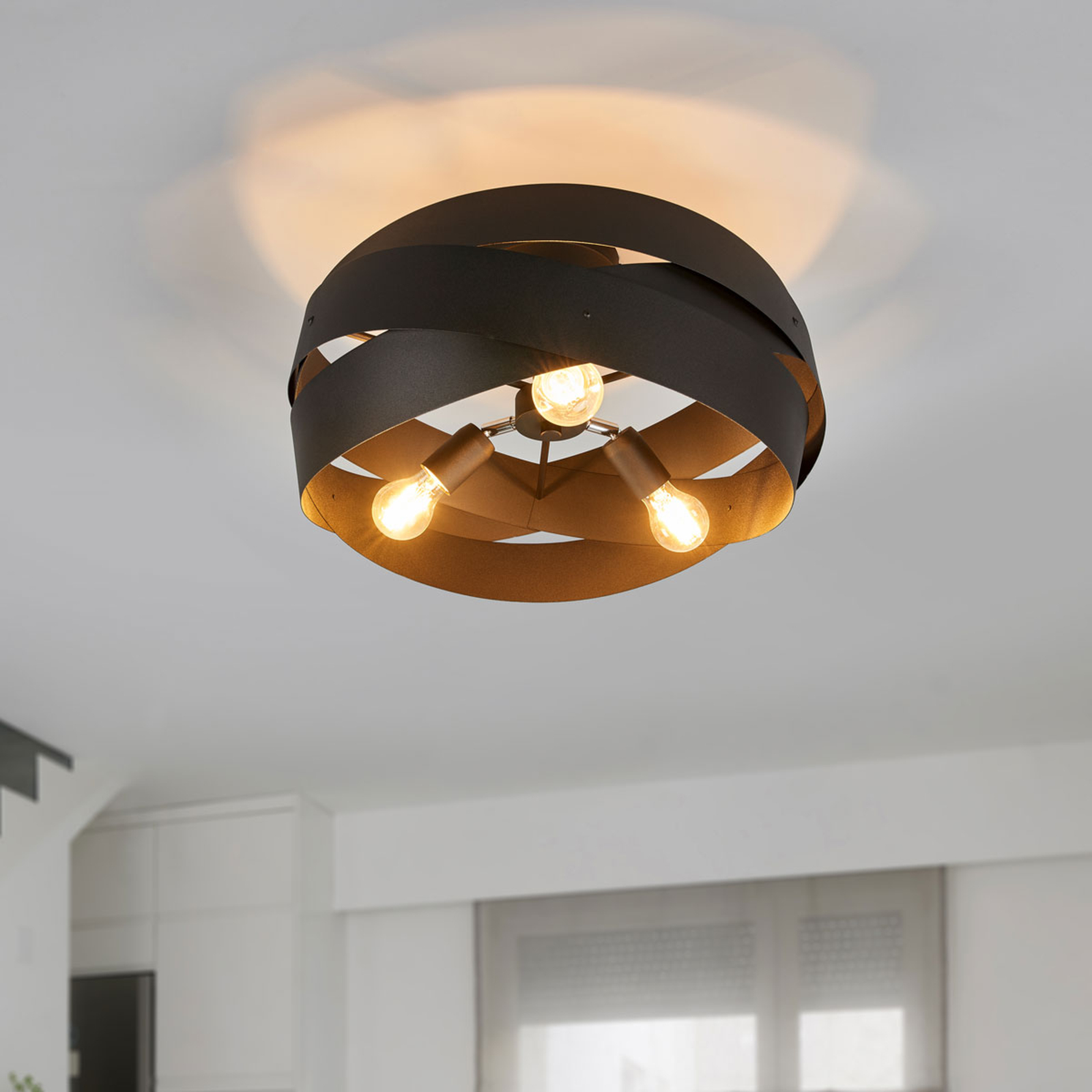 Czarna lampa sufitowa Tornado