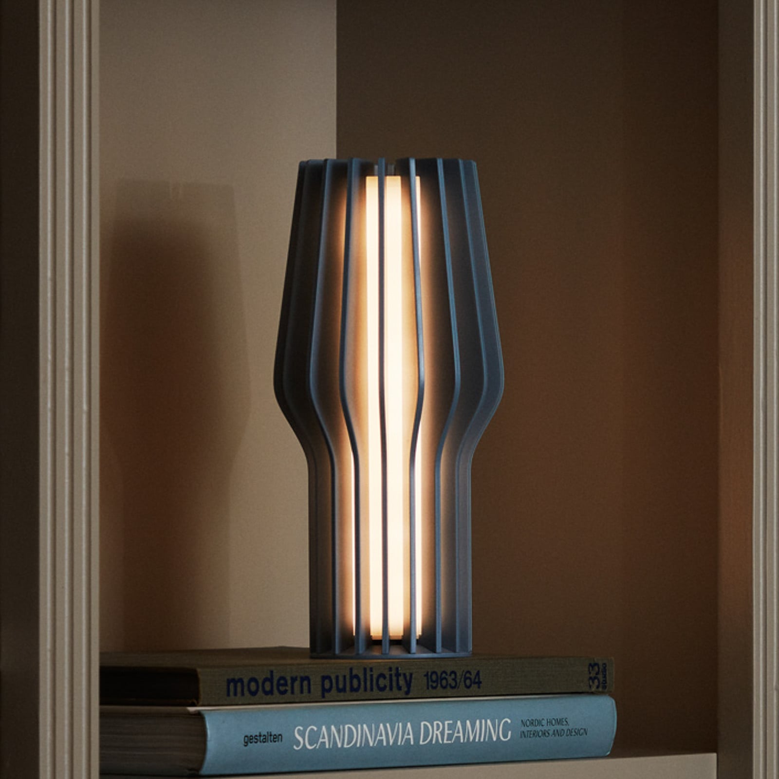 Radiant Portable Tischlampe 25cm Blau PLEASE WAIT to be SEATED - Wohnzimmer - Modern - Kunststoff - Einflammig