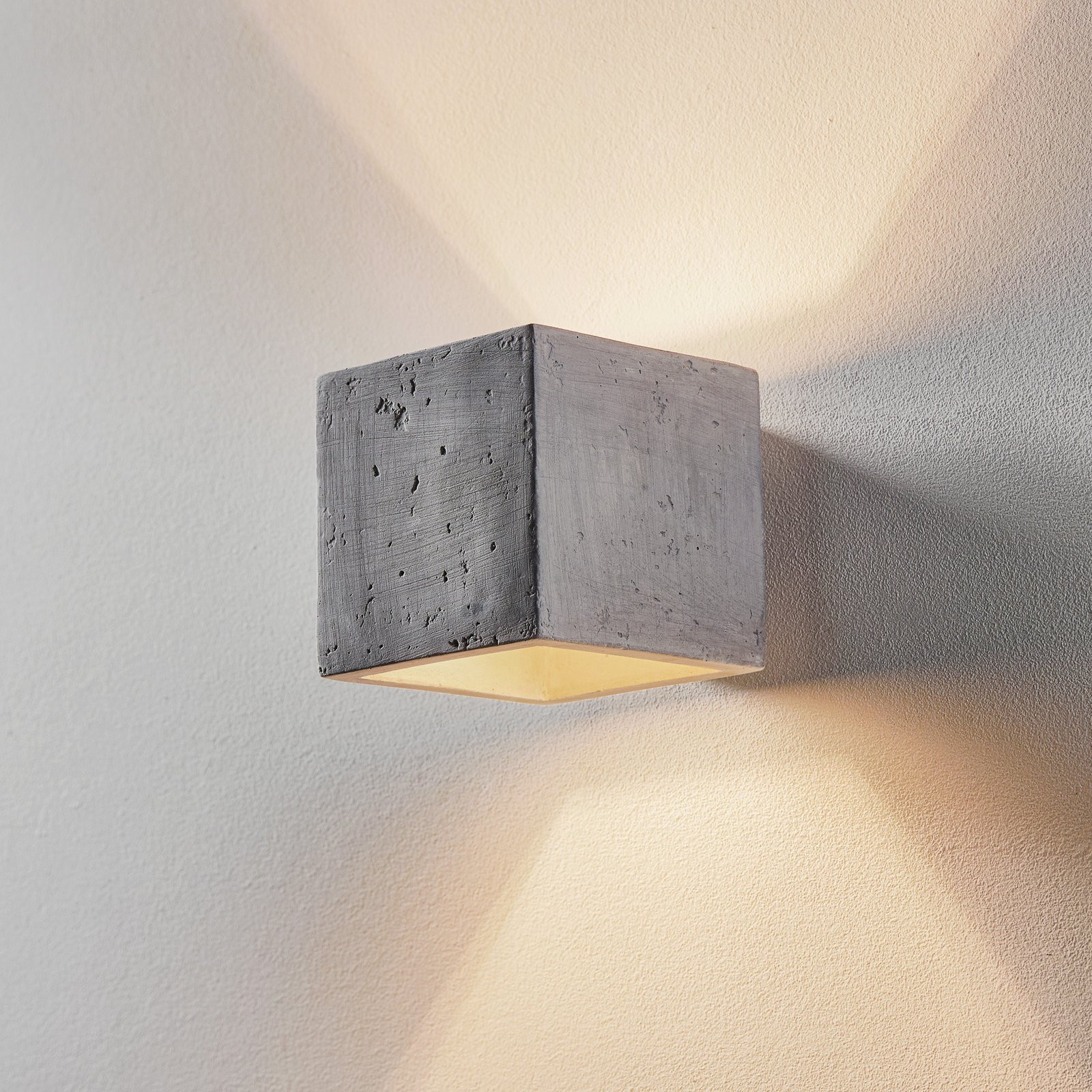 Vegglampe Ara som kube av betong