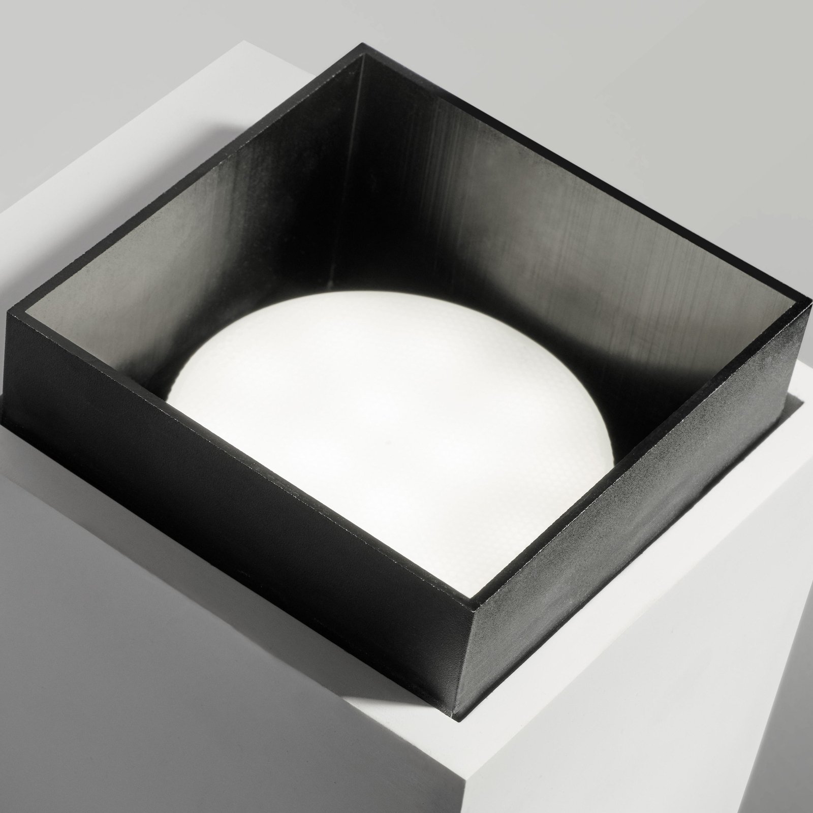 Syme wall light, white/black angular, 11 cm, plaster, GX53