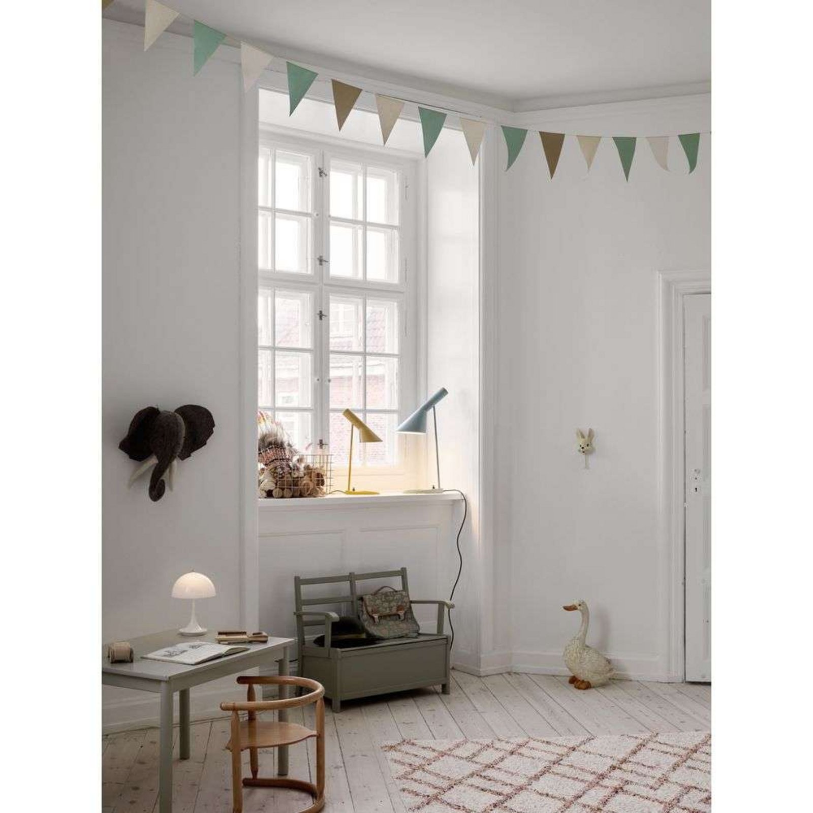 Louis Poulsen AJ - dizajnerska namizna svetilka, petrol