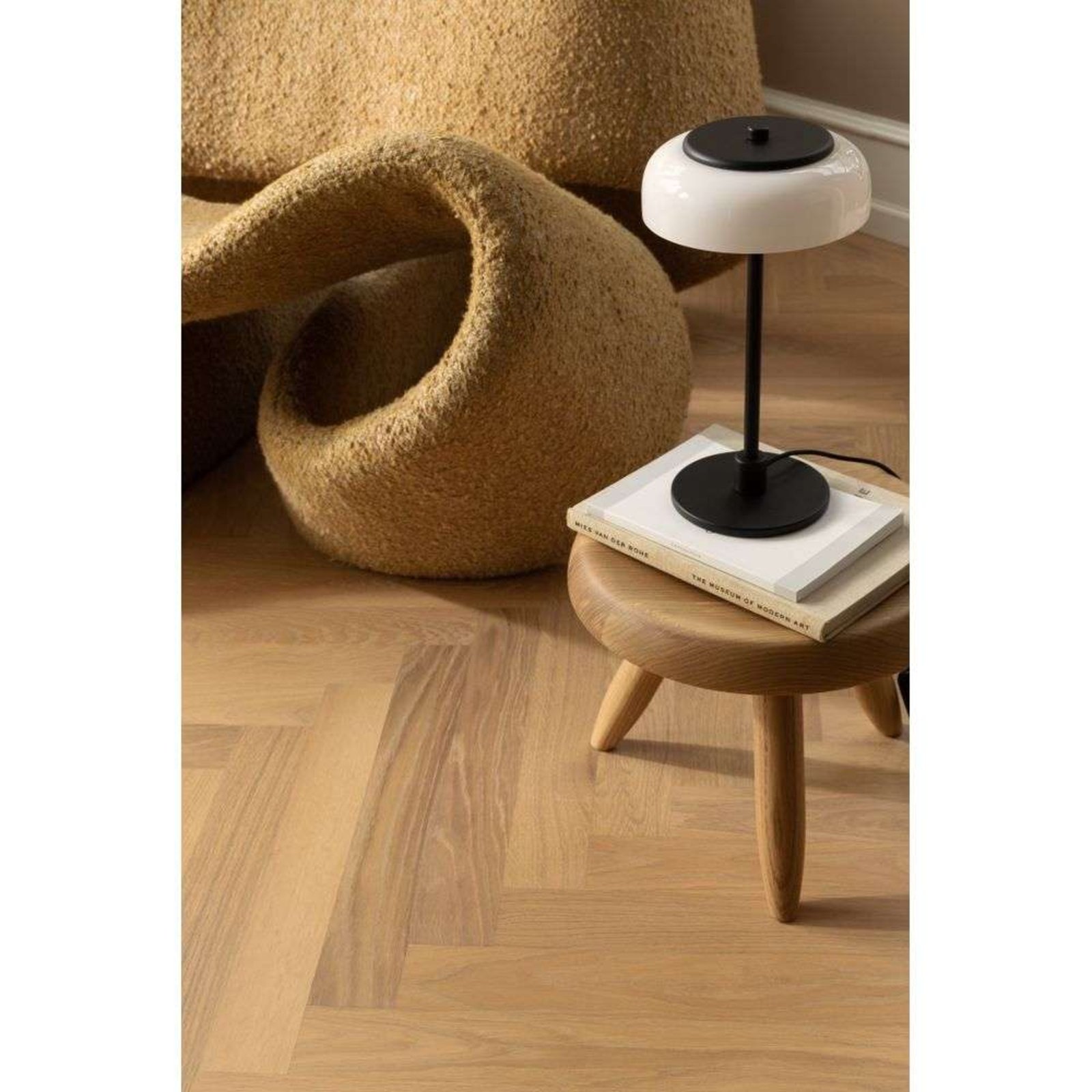 Nuura LED-laualamp Blossi, kõrgus 31 cm, must/opaal