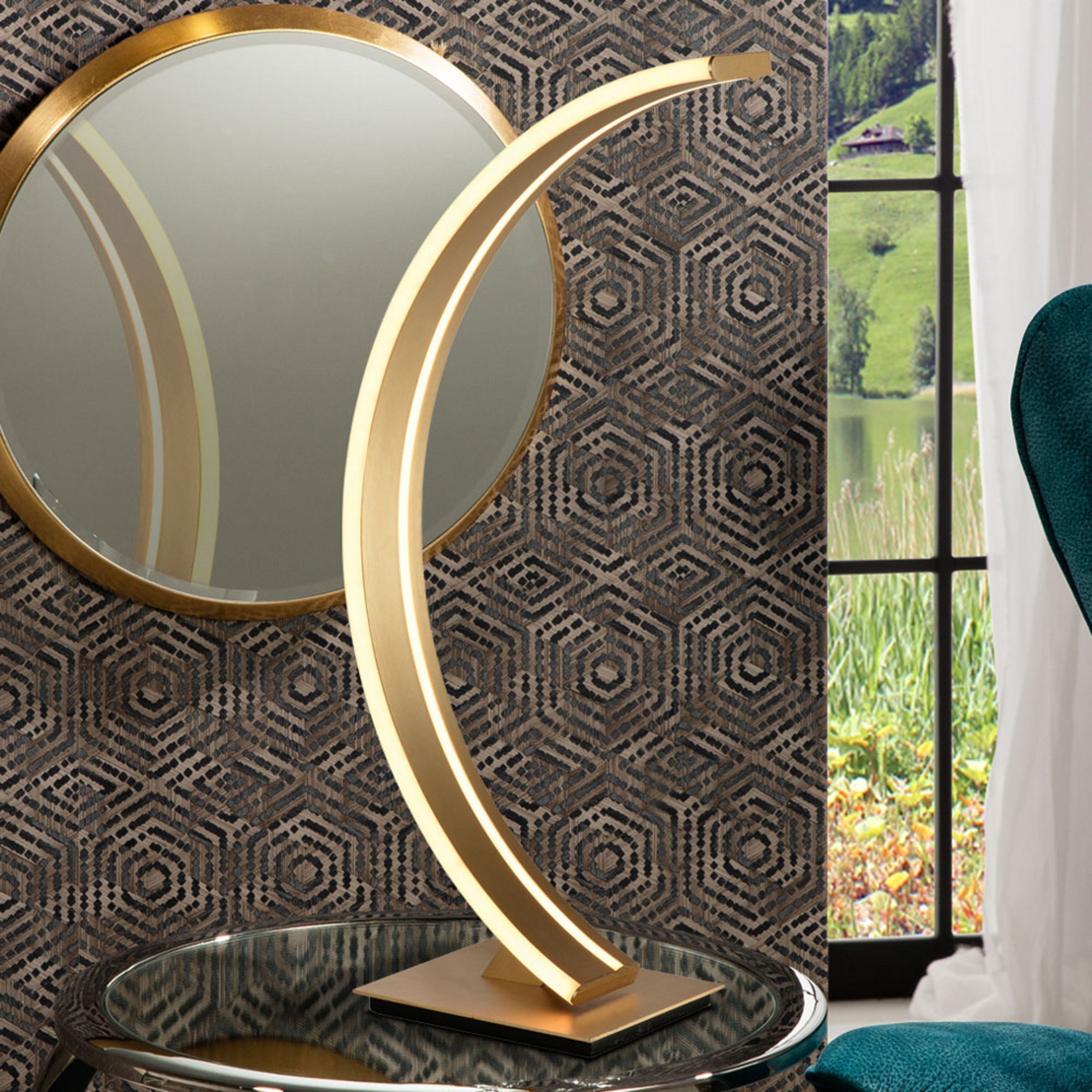 LED-bue-bordlampe Arcus med gullfinish