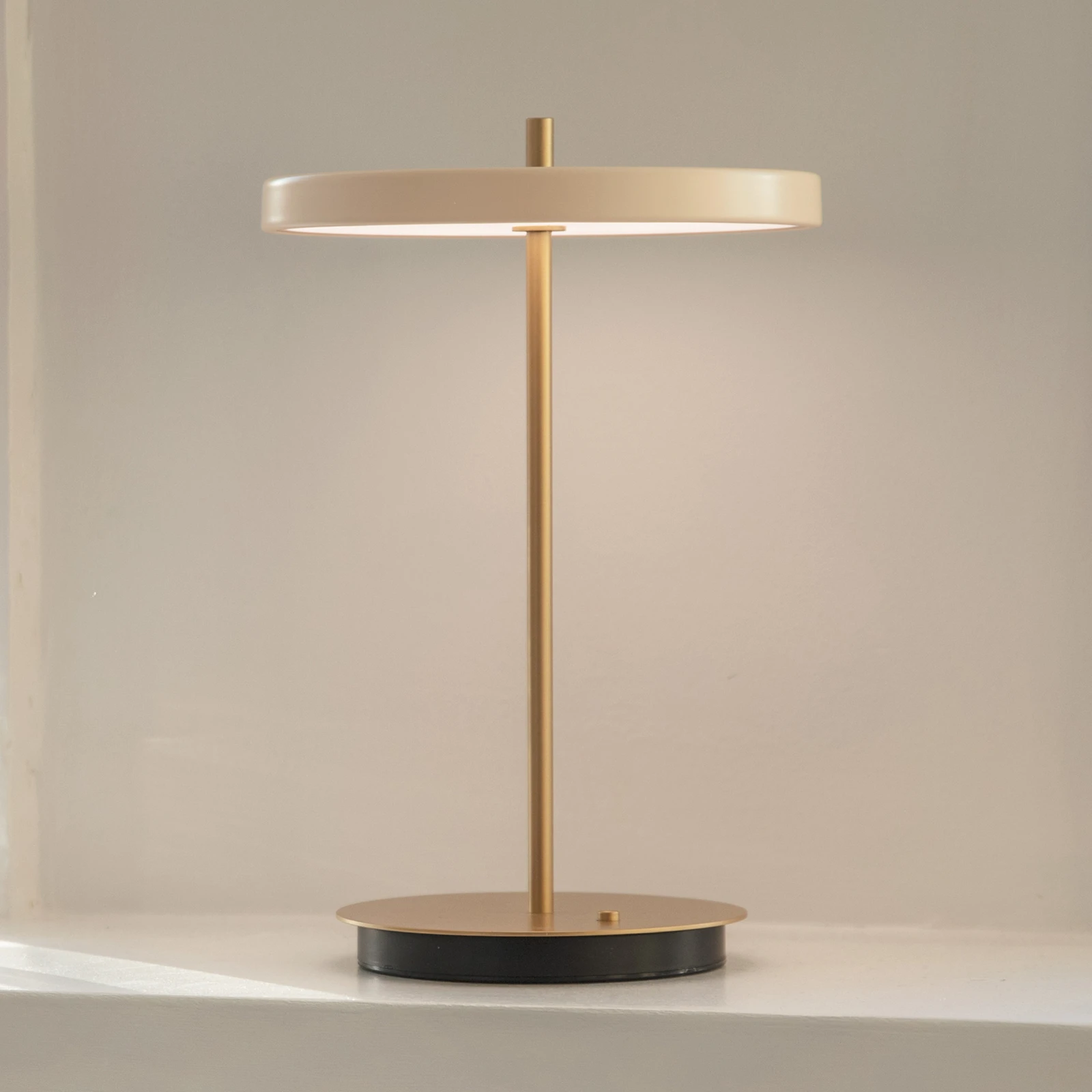 UMAGE LED-Akku-Tischlampe Asteria Move perlweiß/messing 31cm