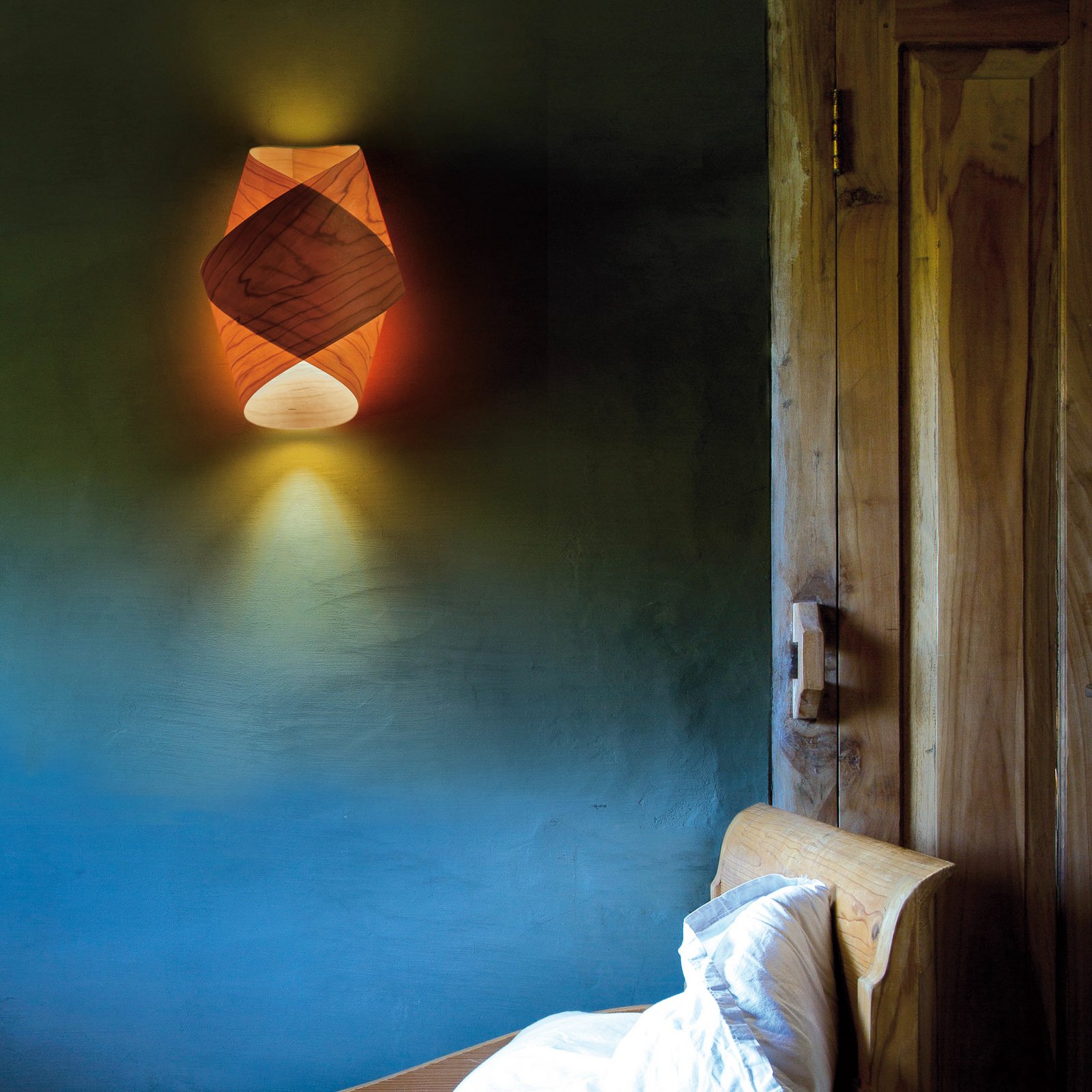 LZF vegglampe Orbit, kirsebærtrefarget, bredde 19 cm, tre