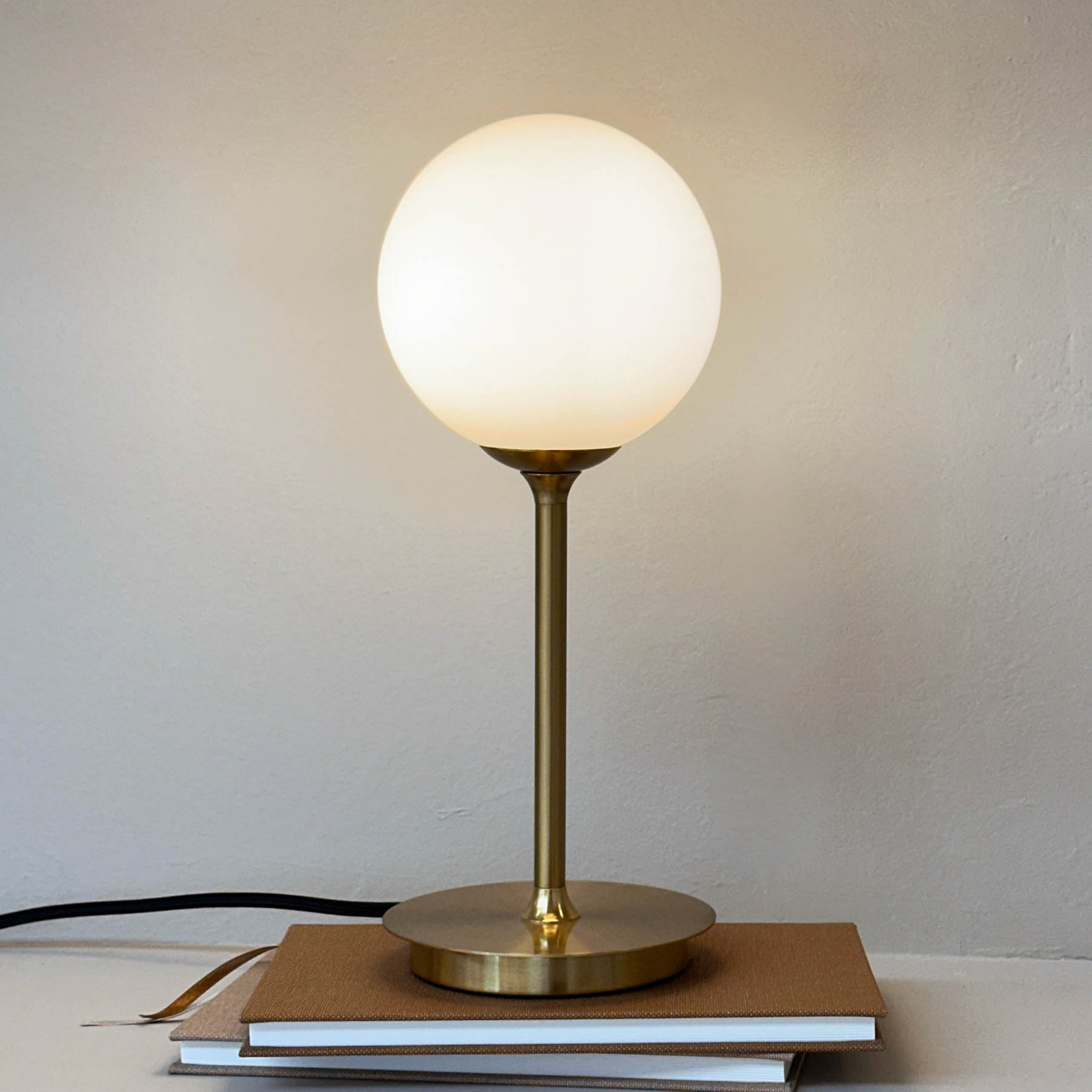 Dyberg Larsen Lampe de table Sia, opale/laiton, hauteur 12 cm