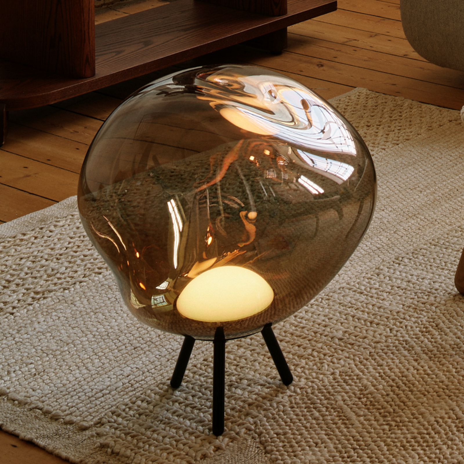 Lámpara LED recargable para terraza Melt grande de Tom Dixon, color bronce