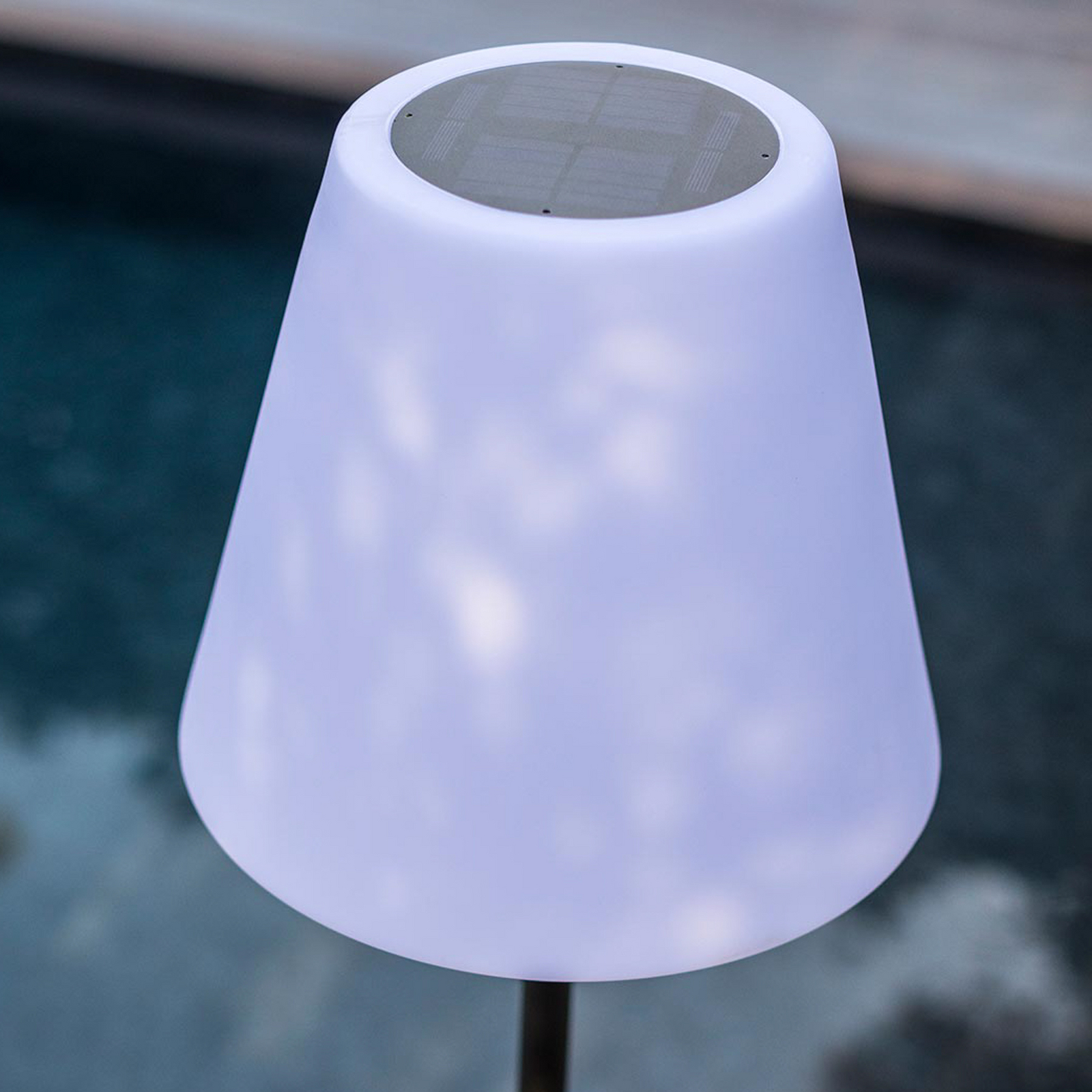 Lampa tarasowa LED z zasilaniem słonecznym Standy, biało-szara, wysokość 150 Lampa tarasowa LED z zasilaniem słonecznym Standy, biało-szara, wysokość 150