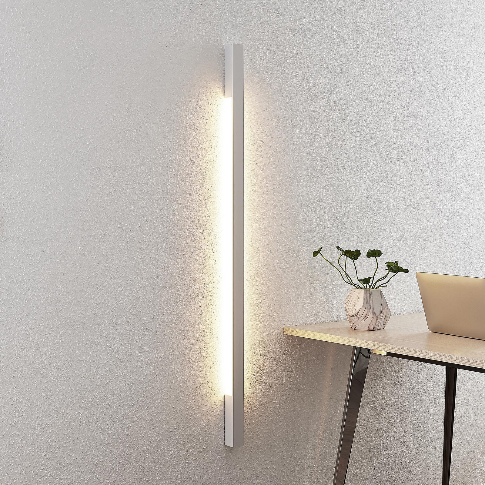Arcchio Ivano LED-vegglampe, 130 cm, hvit