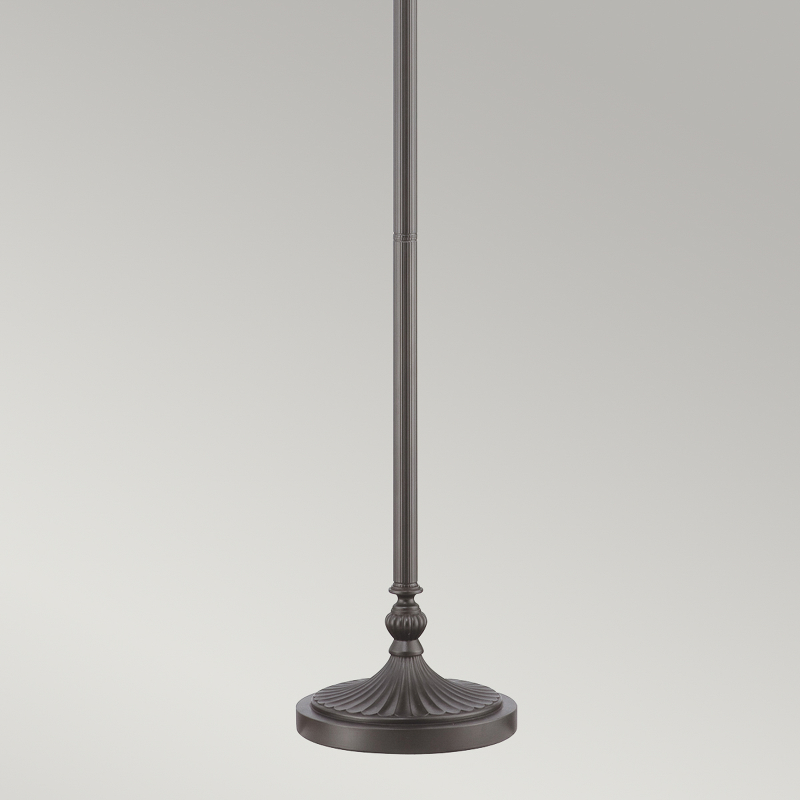Lámpara de pie Kami con pantalla de diseño Tiffany