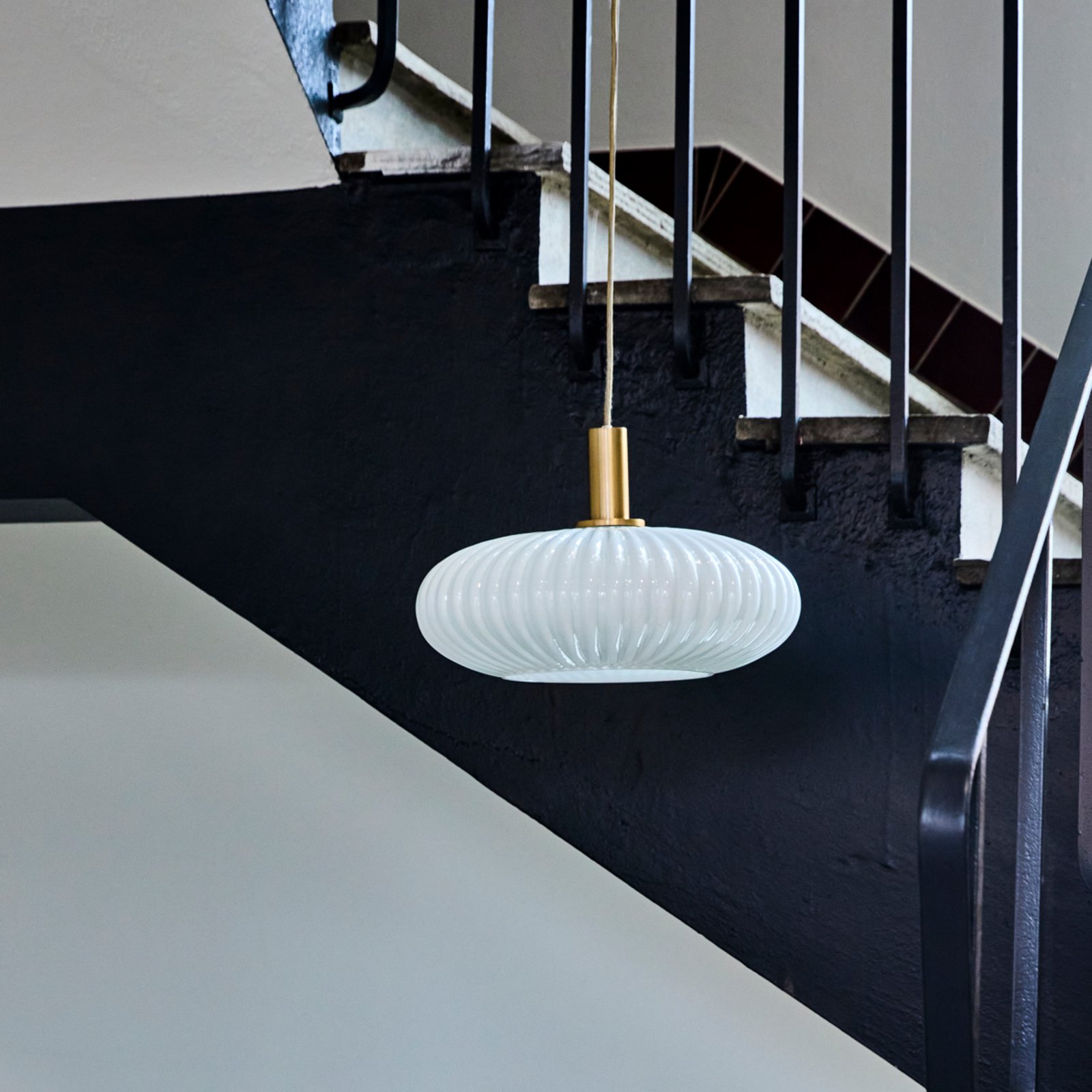 Závesné svietidlo Fort biele mosadzné sklo Ø 42 cm - House Doctor Závesné svietidlo Fort biele mosadzné sklo Ø 42 cm - House Doctor