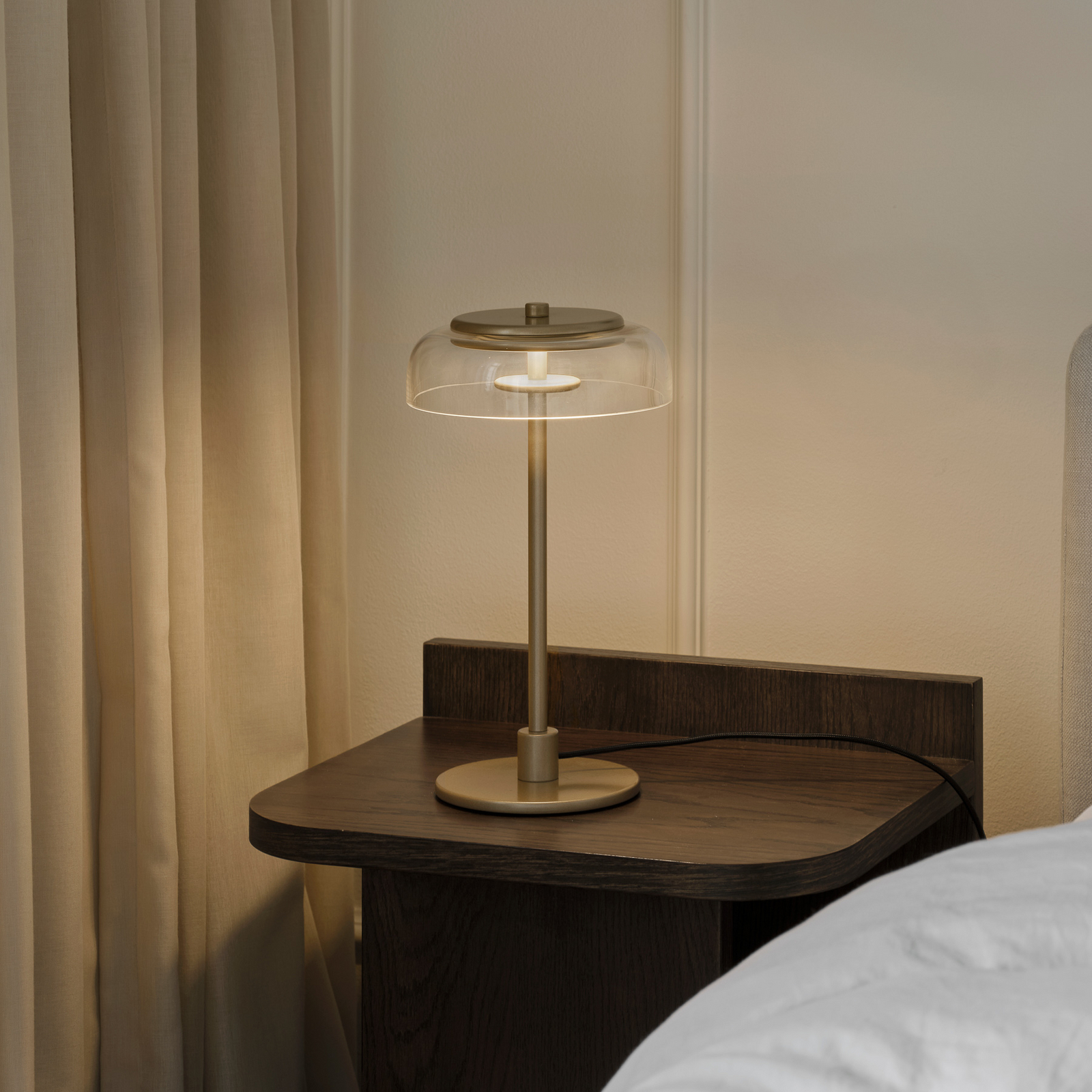 lampe de table LED Nuura Blossi, hauteur 31 cm, couleur or/transparent