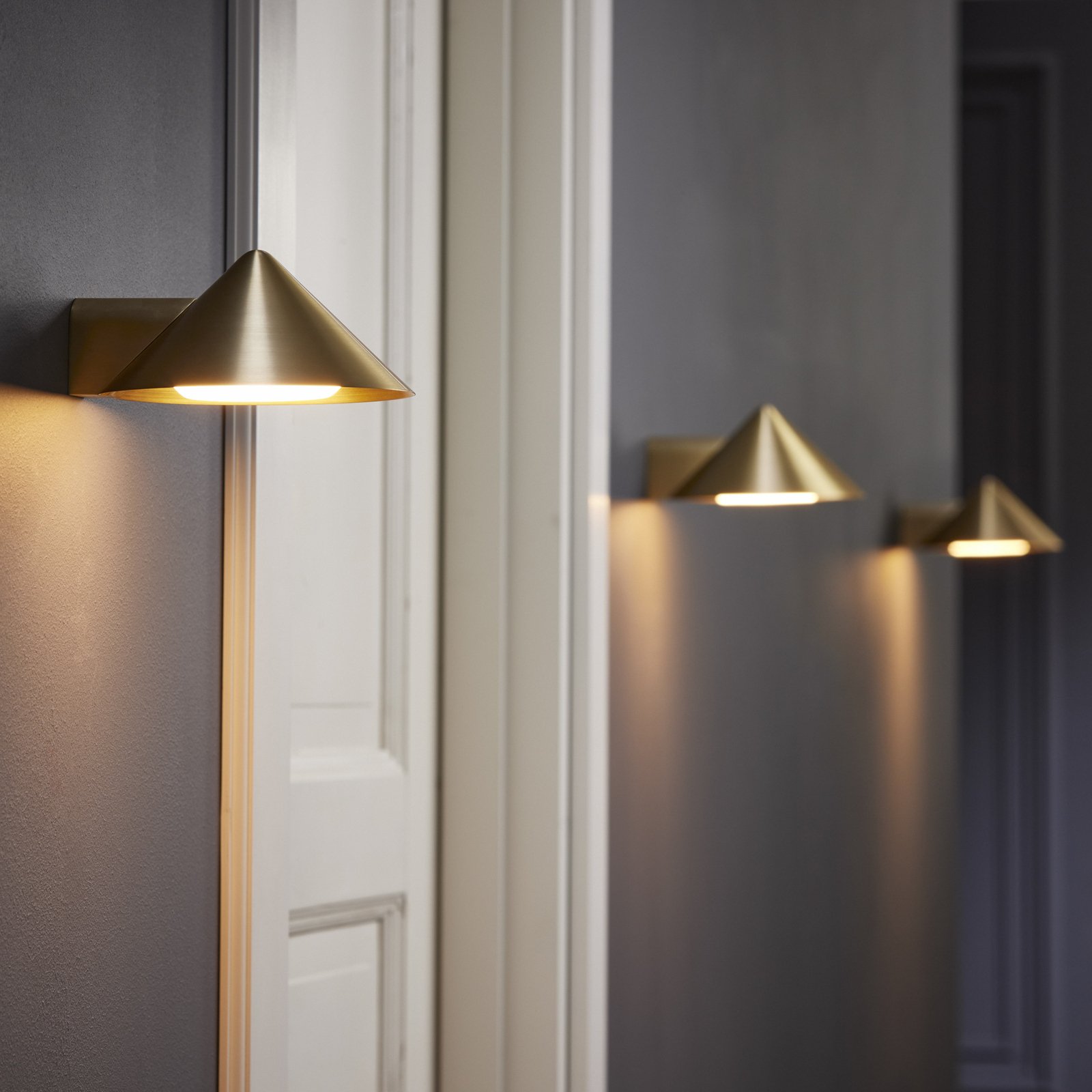 Grasp Wall Lamp Solid Brass - Frandsen