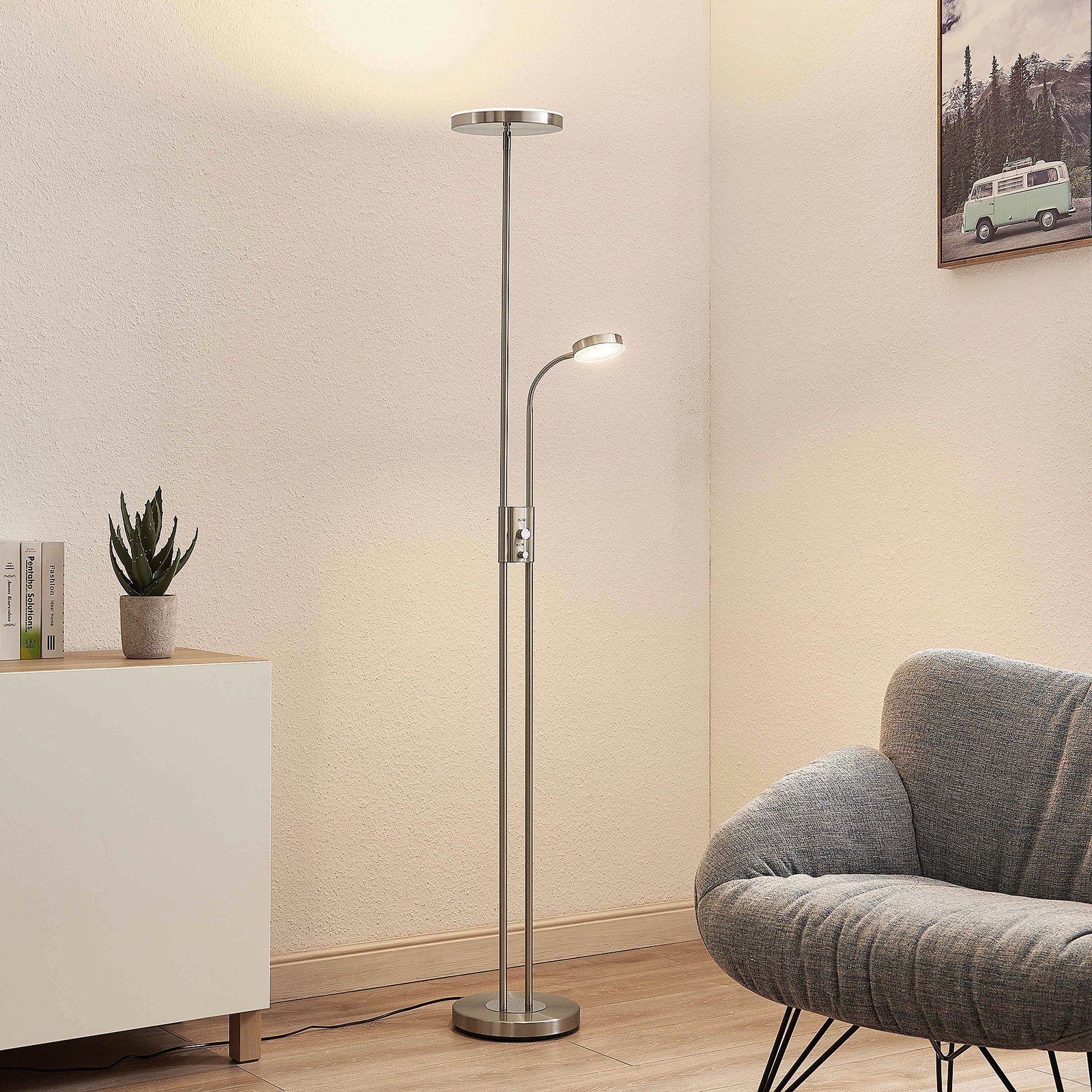 Lindby Seppa LED stojaca lampa, okrúhla, nikel