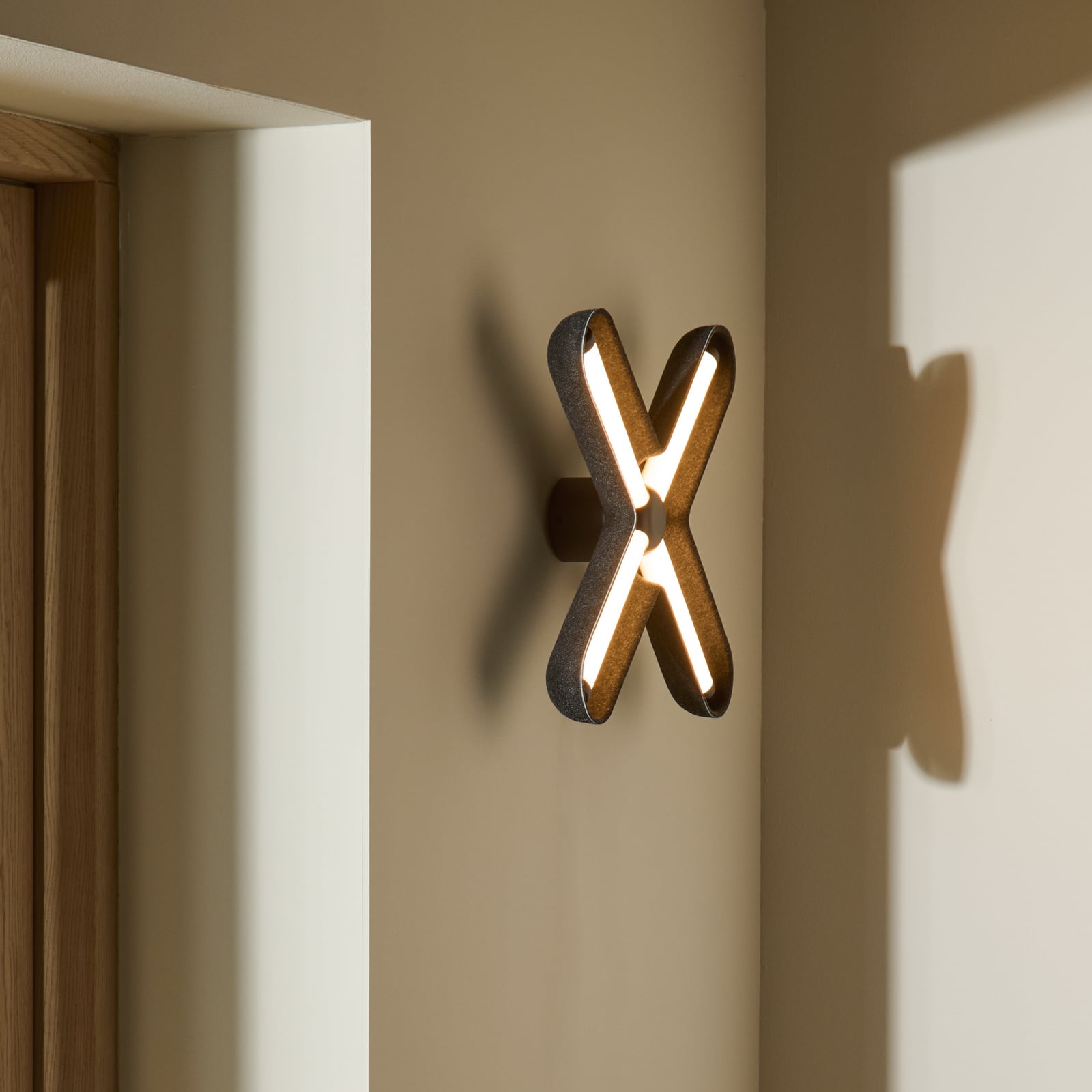 Kinkiet LED LOOM DESIGN „Fuzz”, czarny/czarny, 50 cm