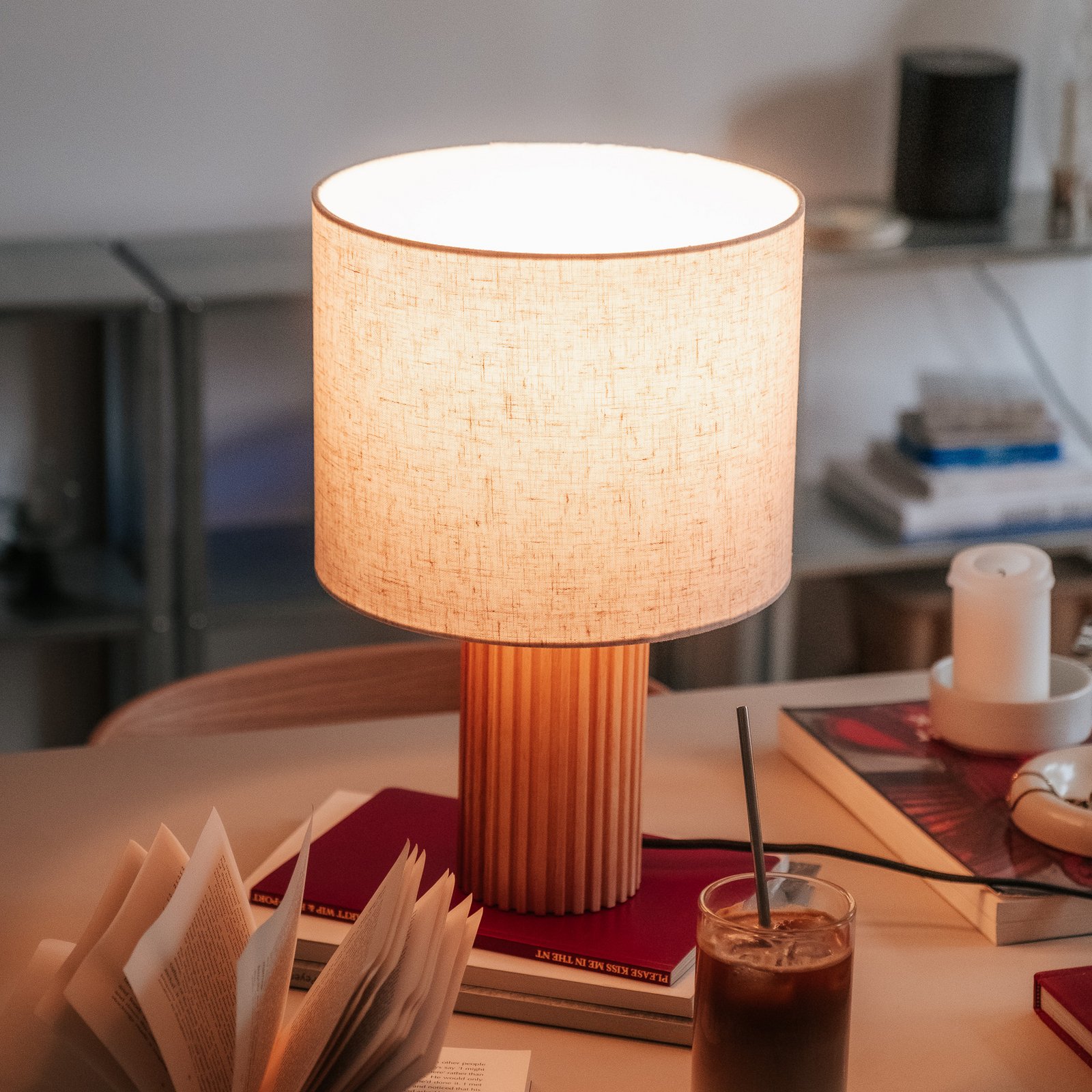 Lindby настолна лампа Kimiko, височина 38 cm, дърво, текстил