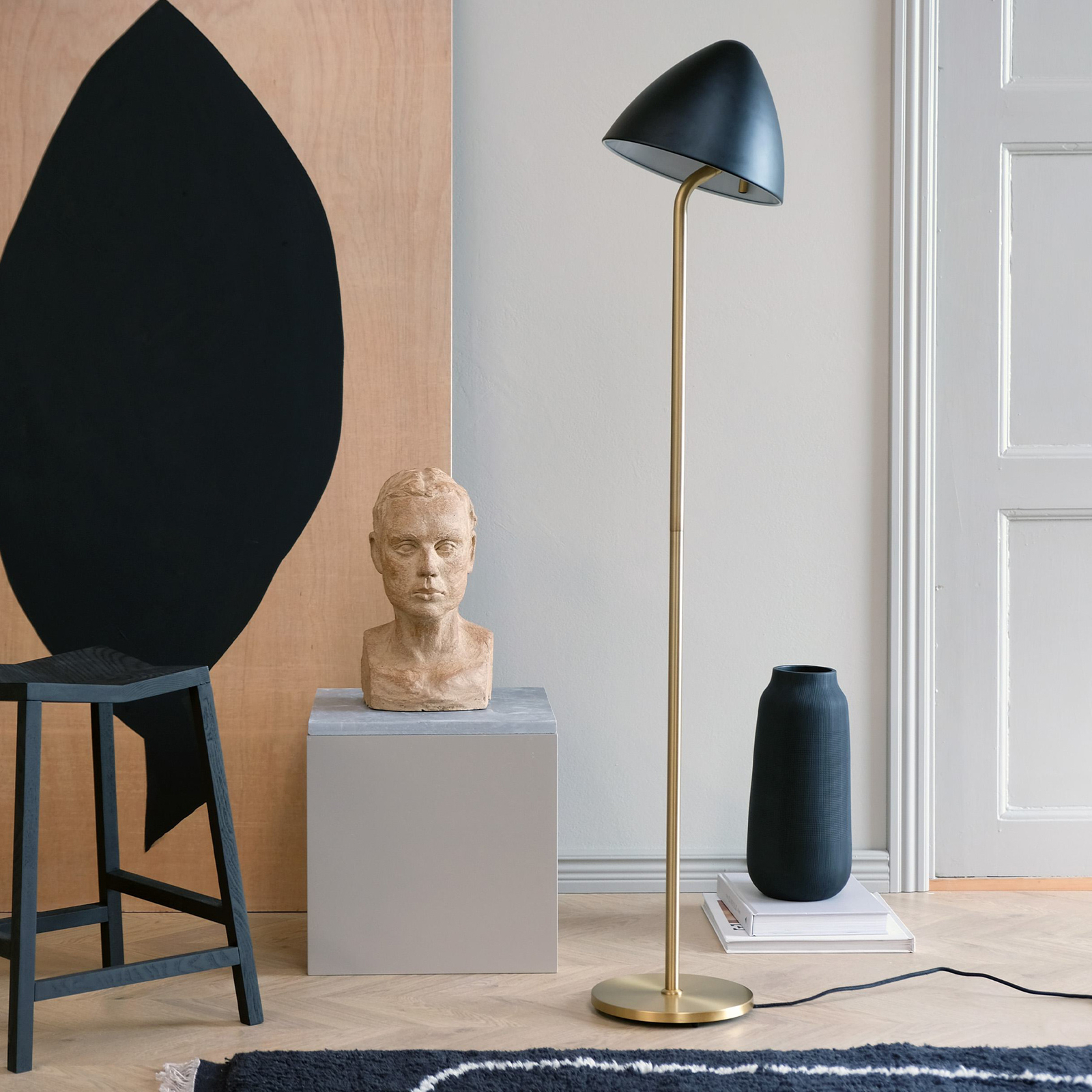 Dyberg Larsen floor lamp Oulu, black/brass, height 128 cm