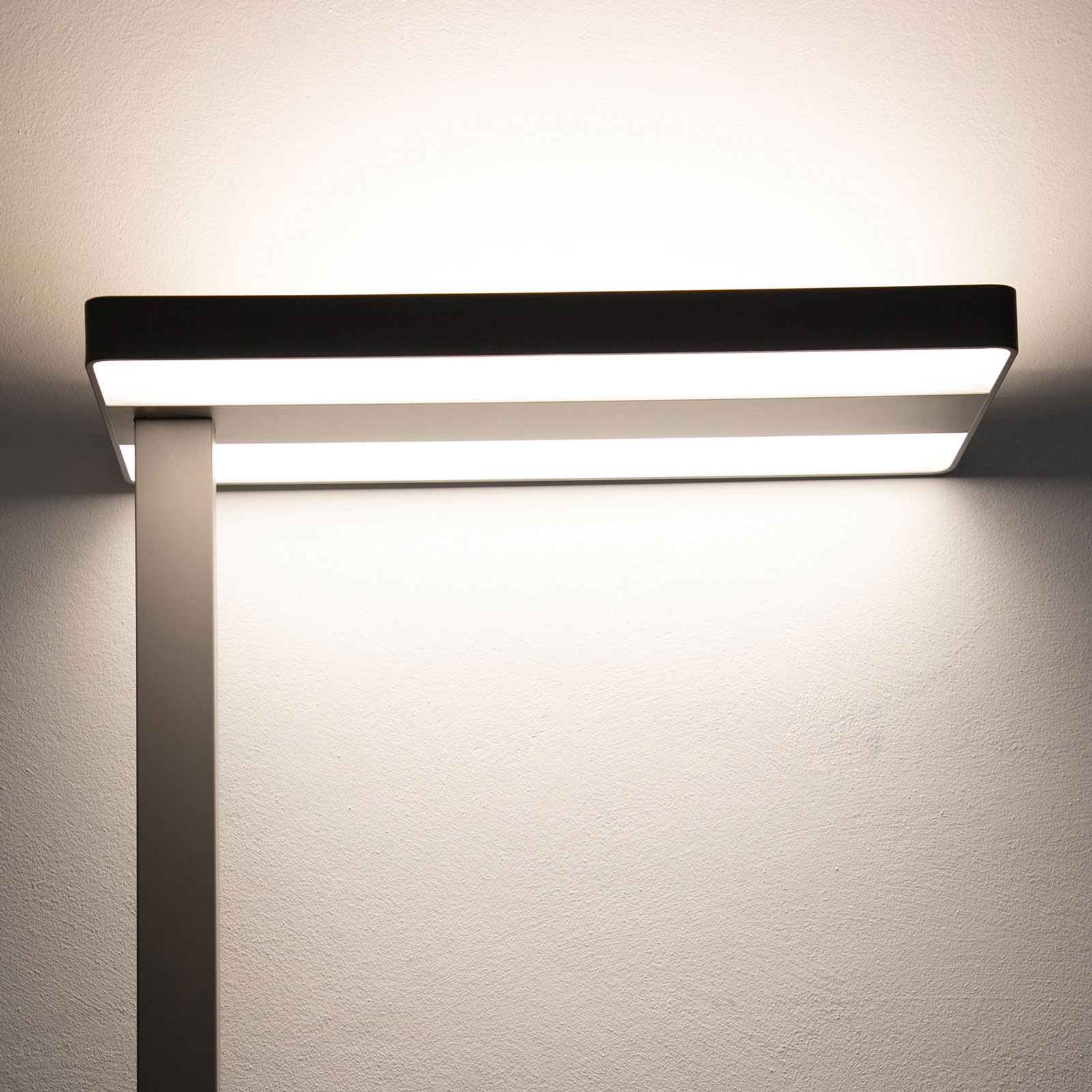 Lampa stojąca LED MAULjaval ze stopą zaciskową