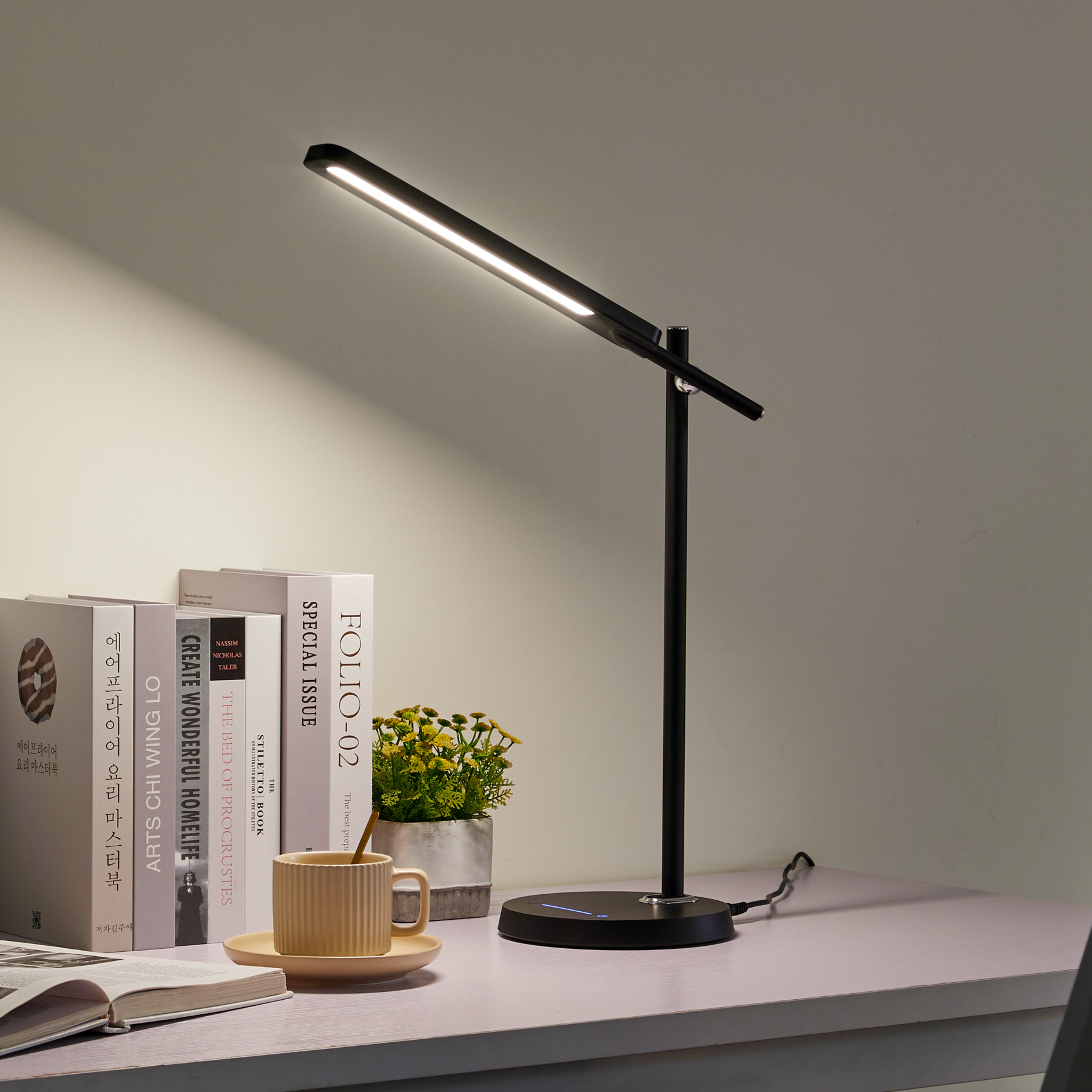 Stolná LED lampa Lindby Valtorin, čierna