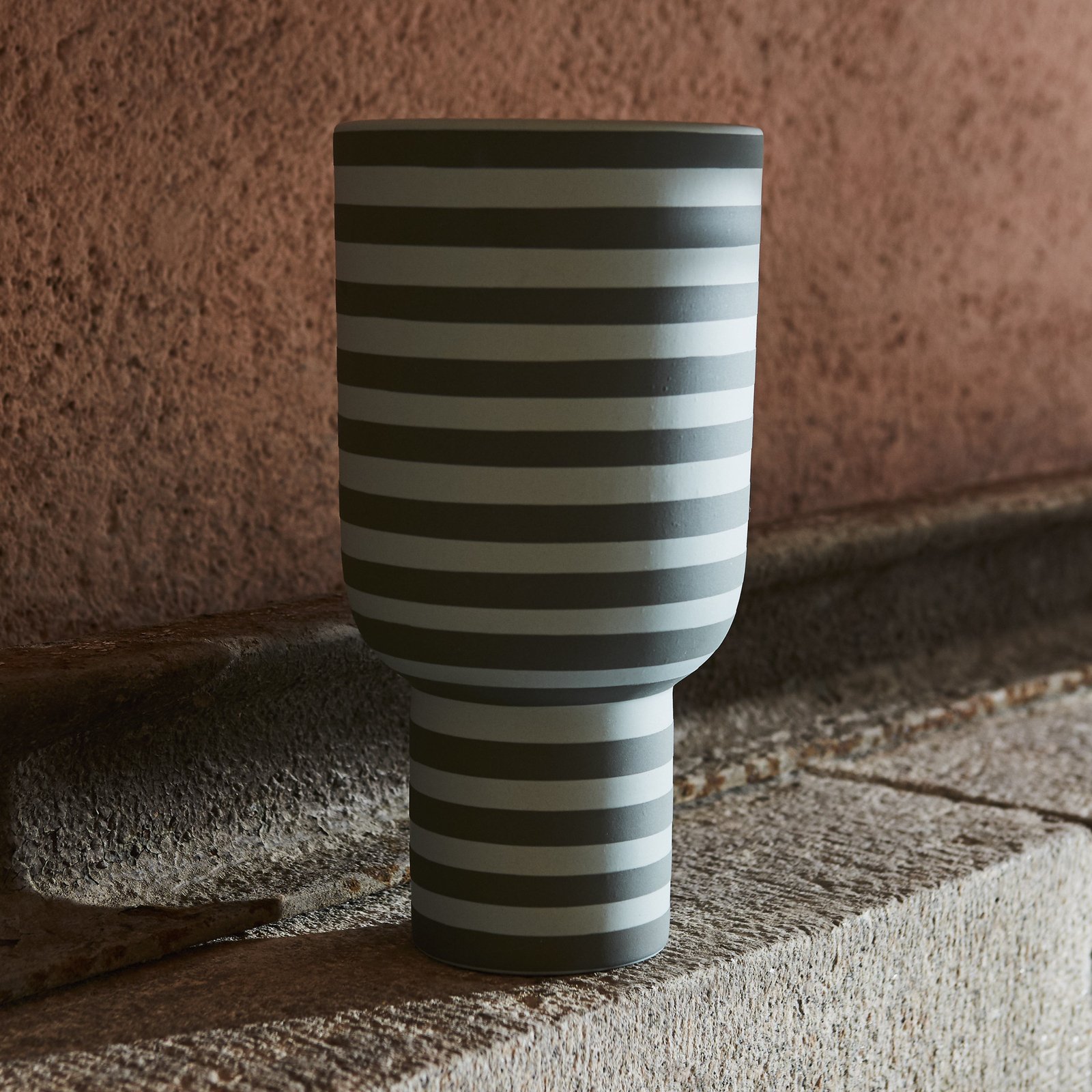 Varia Sculptural Vase Dusty Verde/Forest - AYTM
